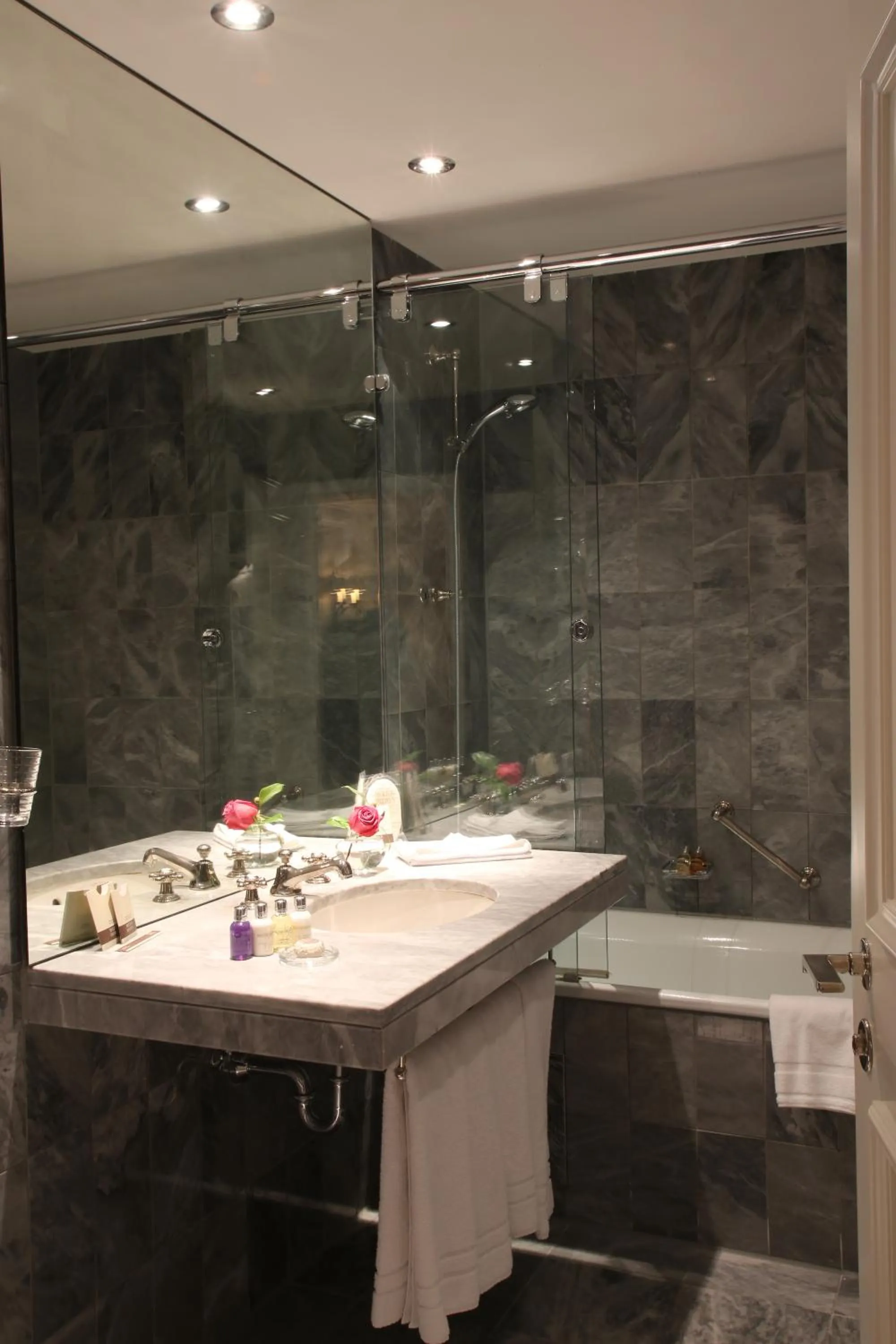 Bathroom in Hotel München Palace