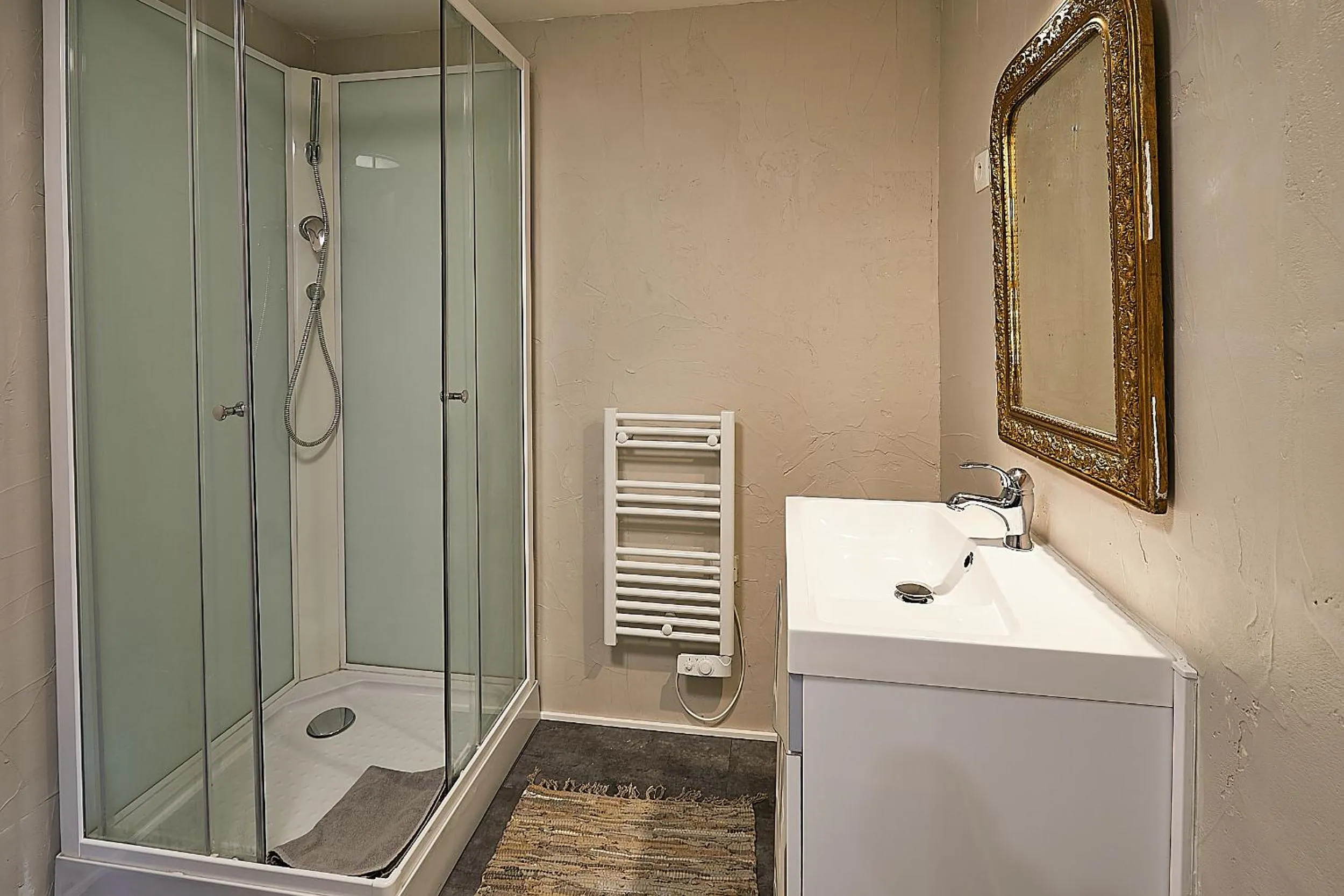 Shower in Appart'Hôtel de Paris