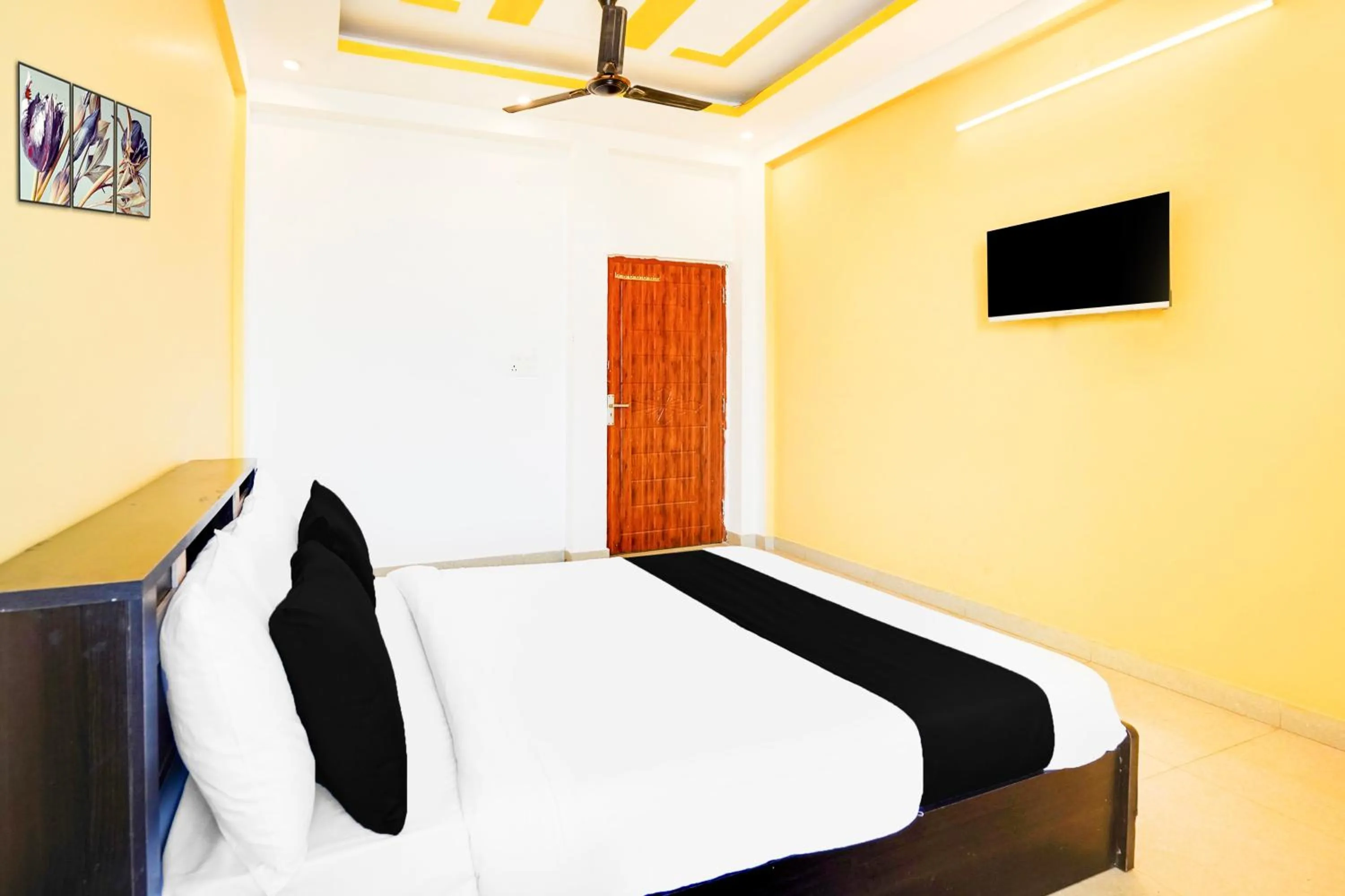 Bedroom, Bed in Super Hotel O Kedarpuram Near Doon University