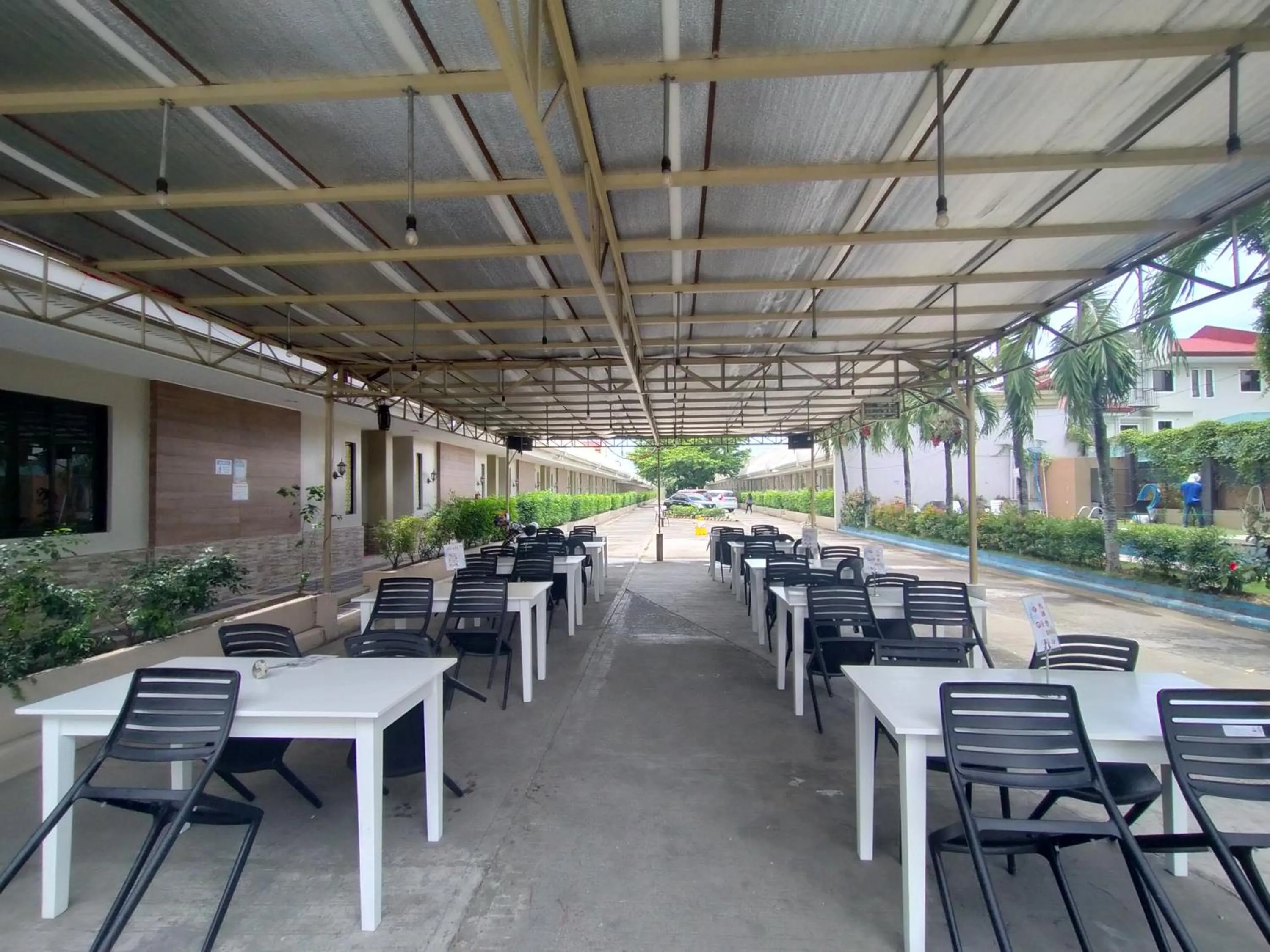 Restaurant/places to eat in S and M Hotel Inc.