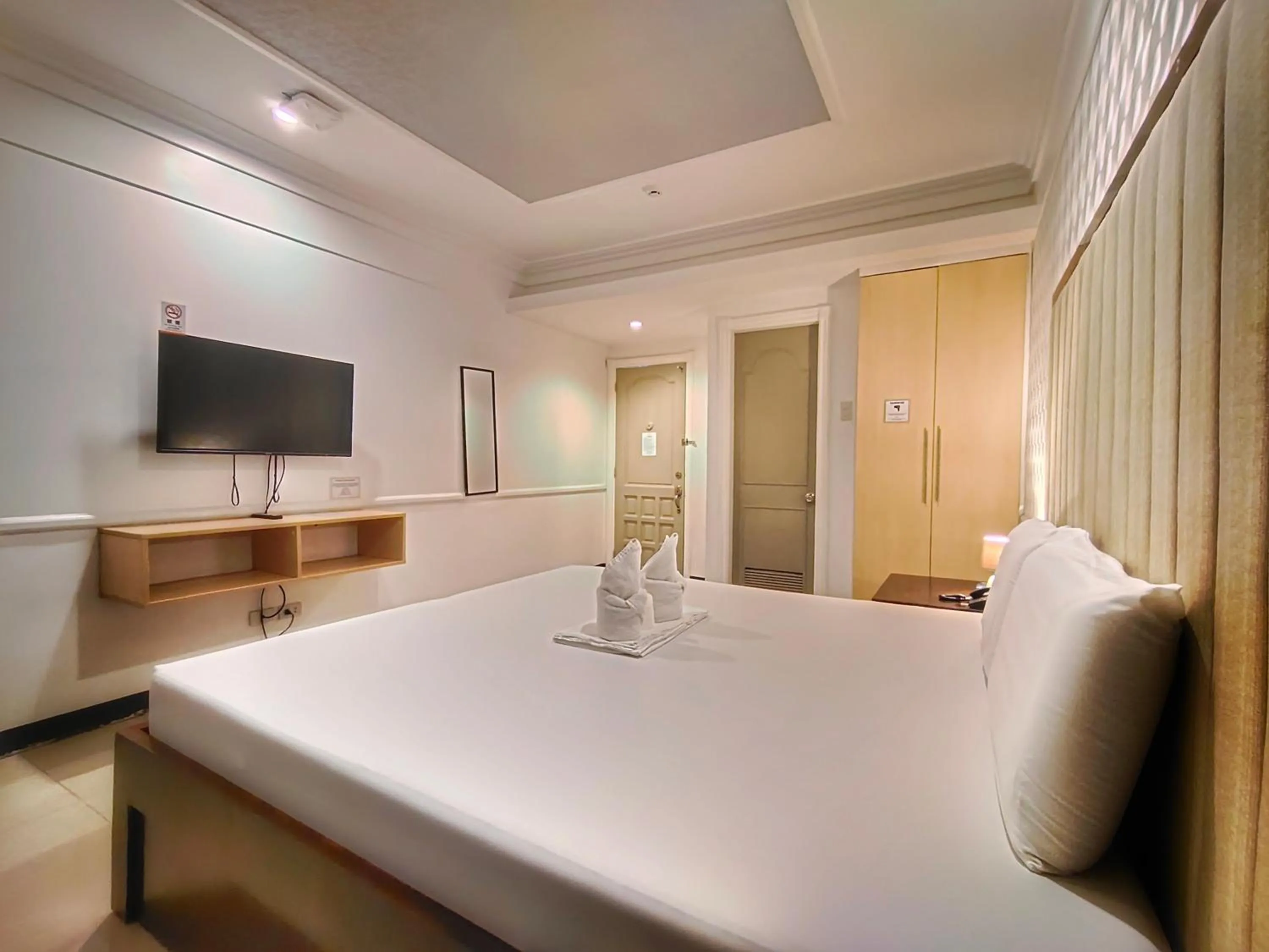 Bedroom, Bed in S and M Hotel Inc.