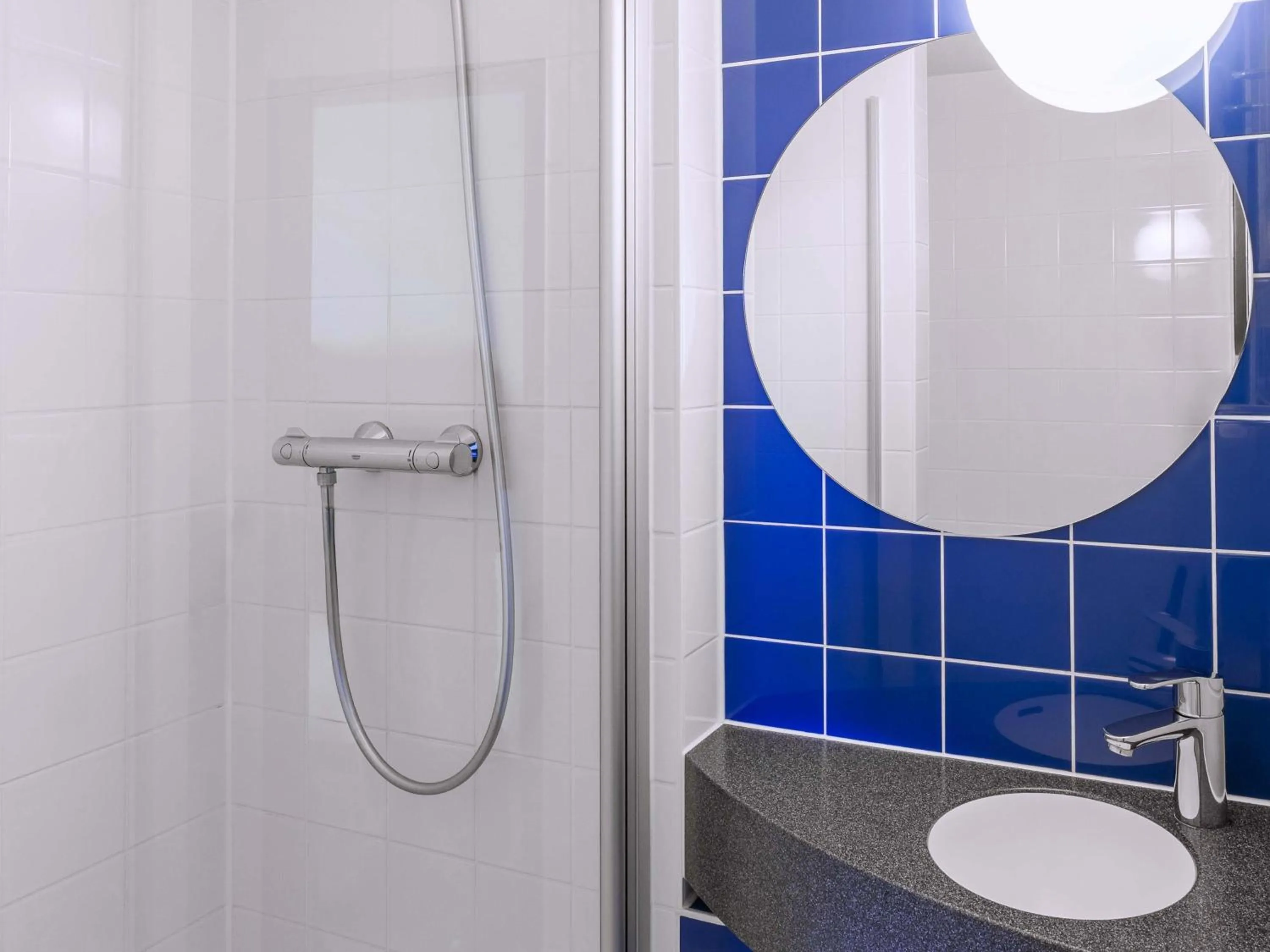 Shower in B&B Hotel Braunschweig-Nord