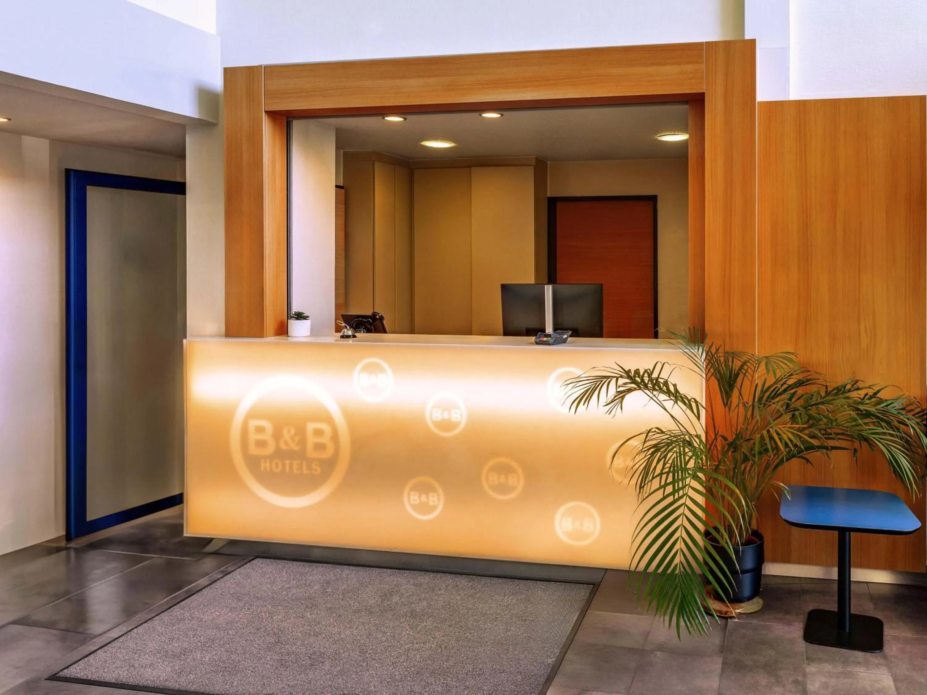 Lobby or reception in B&B Hotel Braunschweig-Nord