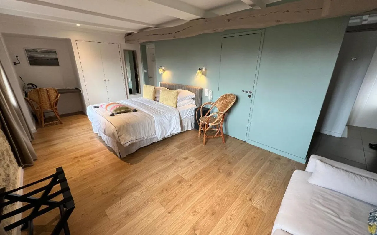 Bed in Logis Hôtel La Ferme de Flaran