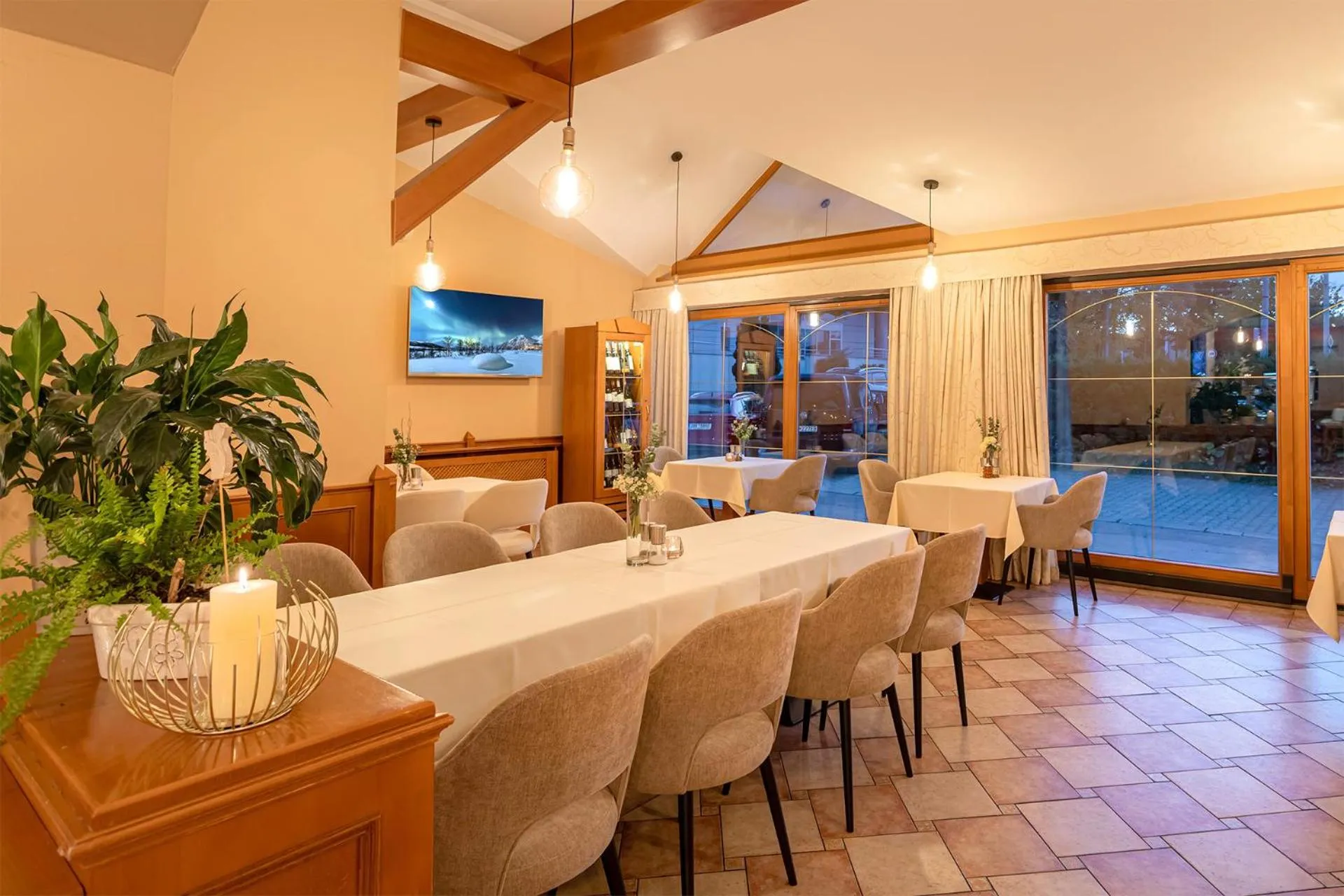 Restaurant/places to eat in Hotel Kamélia