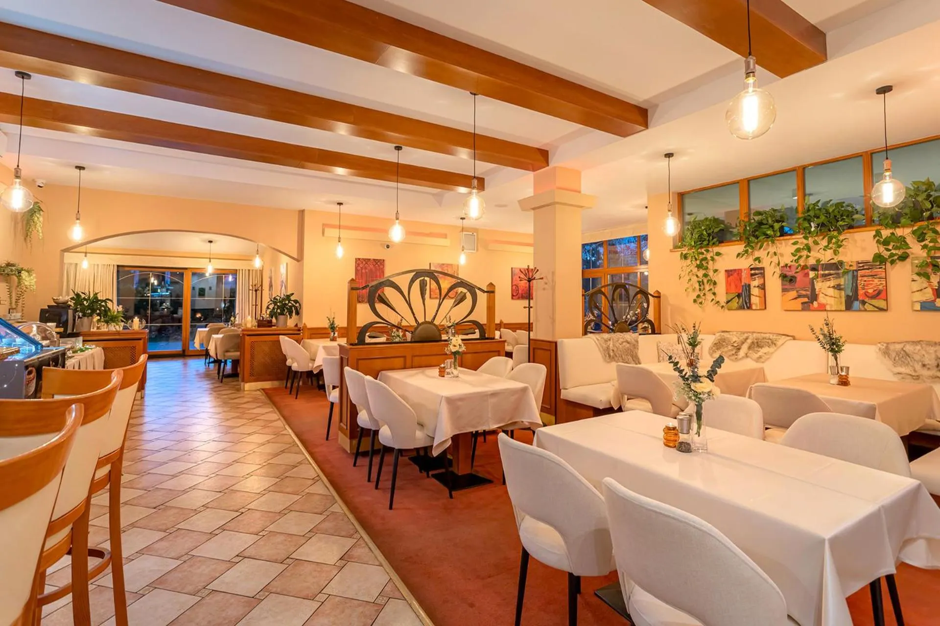 Restaurant/places to eat in Hotel Kamélia