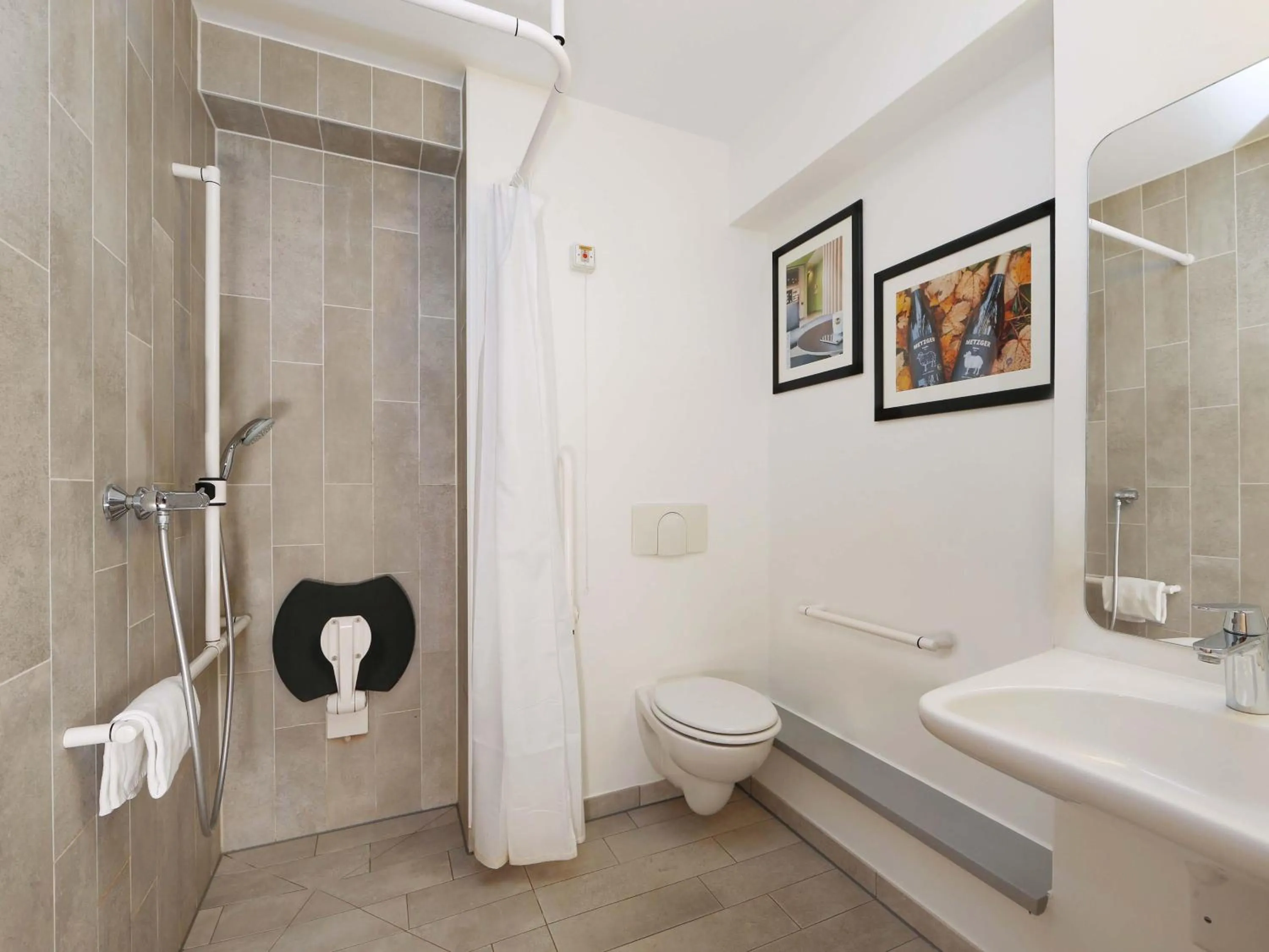 Shower in B&B Hotel Berlin Genshagen-Süd