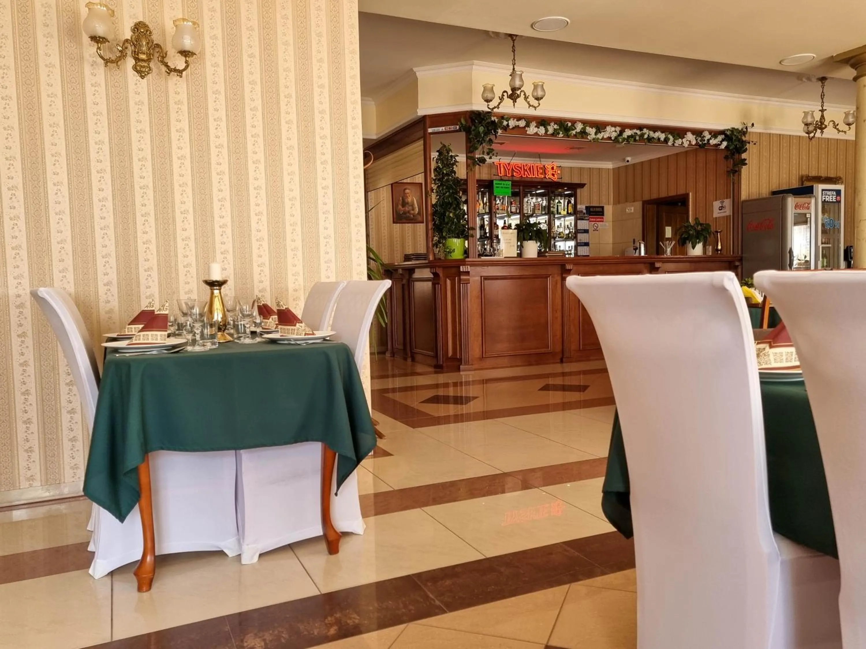 Restaurant/places to eat in Hotel Hesperus