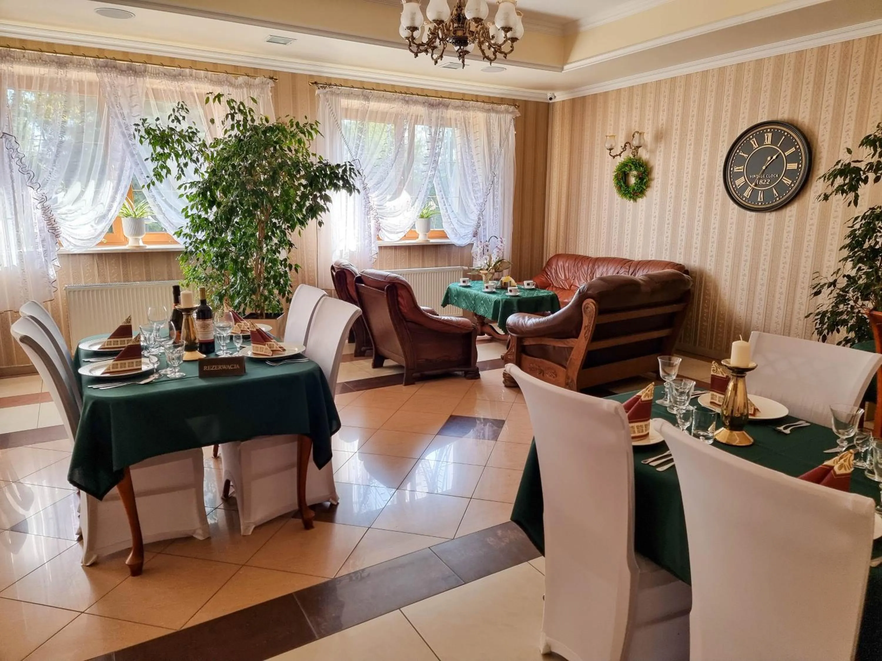 Restaurant/places to eat in Hotel Hesperus