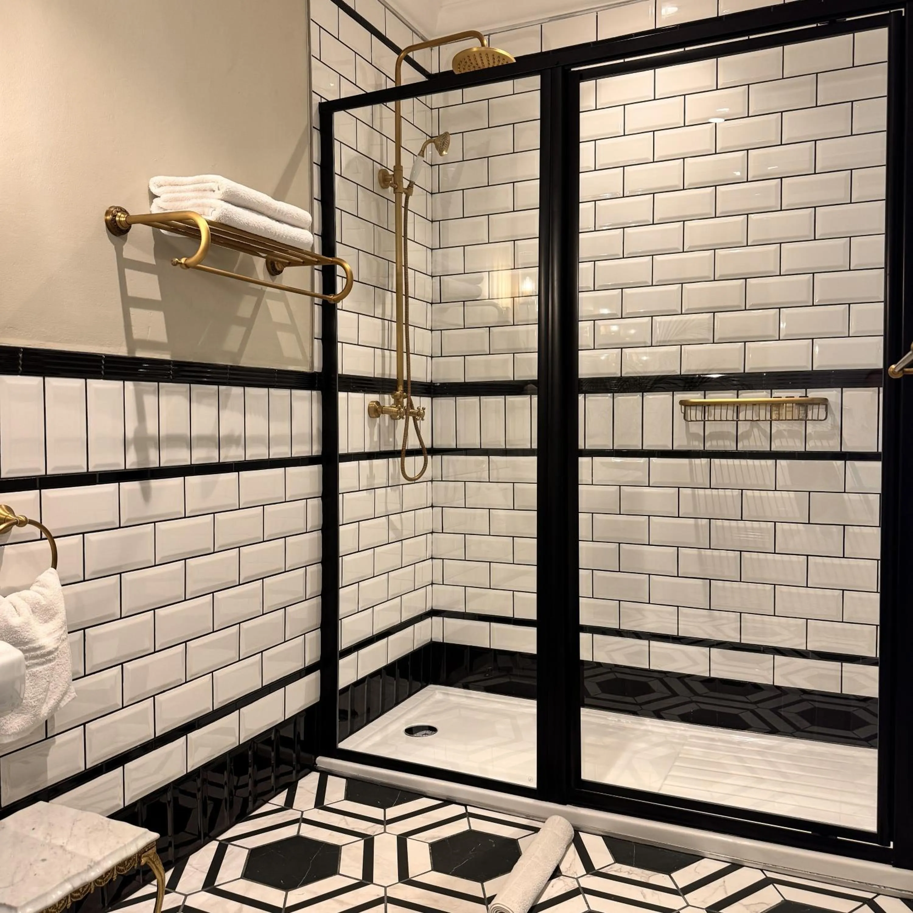 Shower in Bredasdorp Square