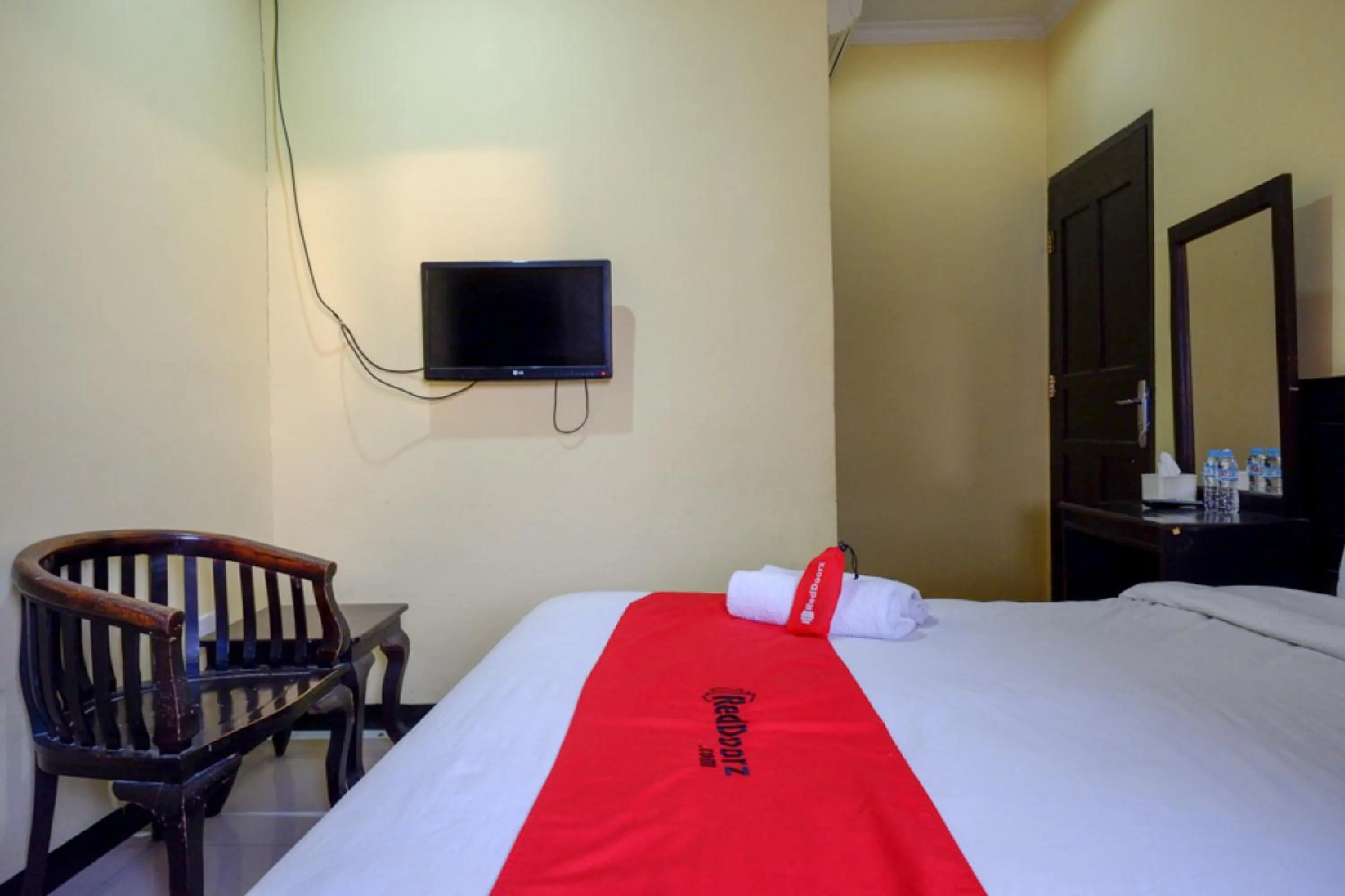 Bed in RedDoorz near Citraland Waterpark Kendari