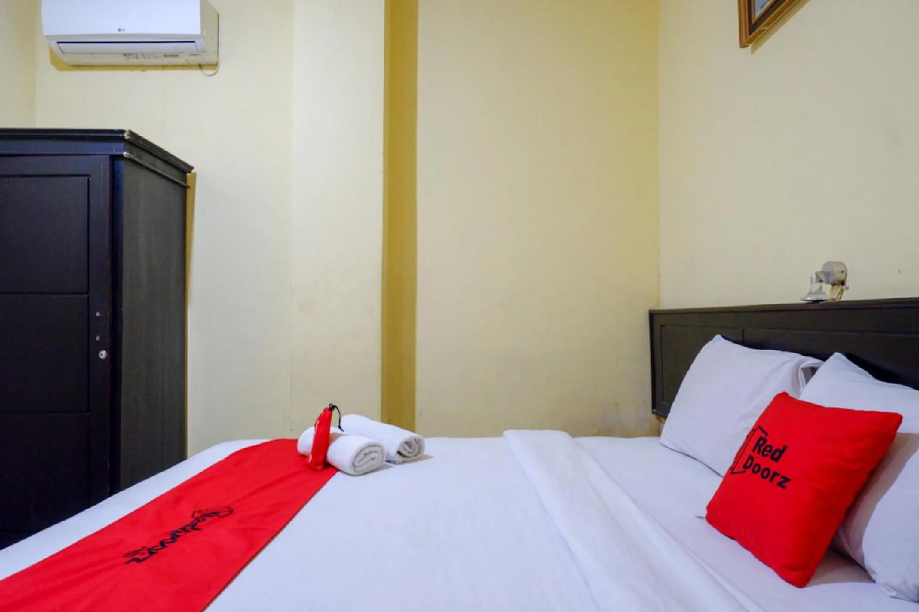 Bed in RedDoorz near Citraland Waterpark Kendari