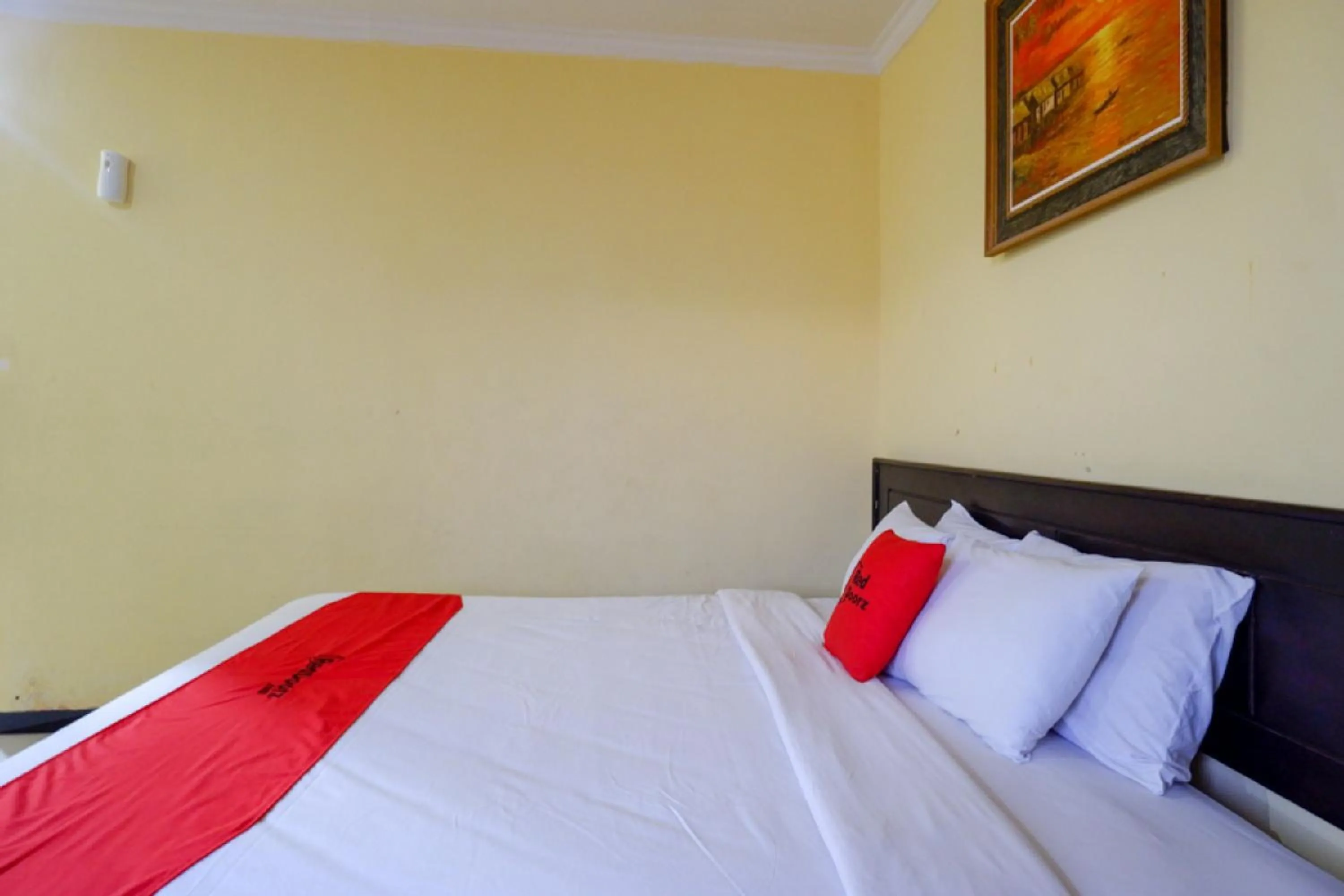 Bed in RedDoorz near Citraland Waterpark Kendari