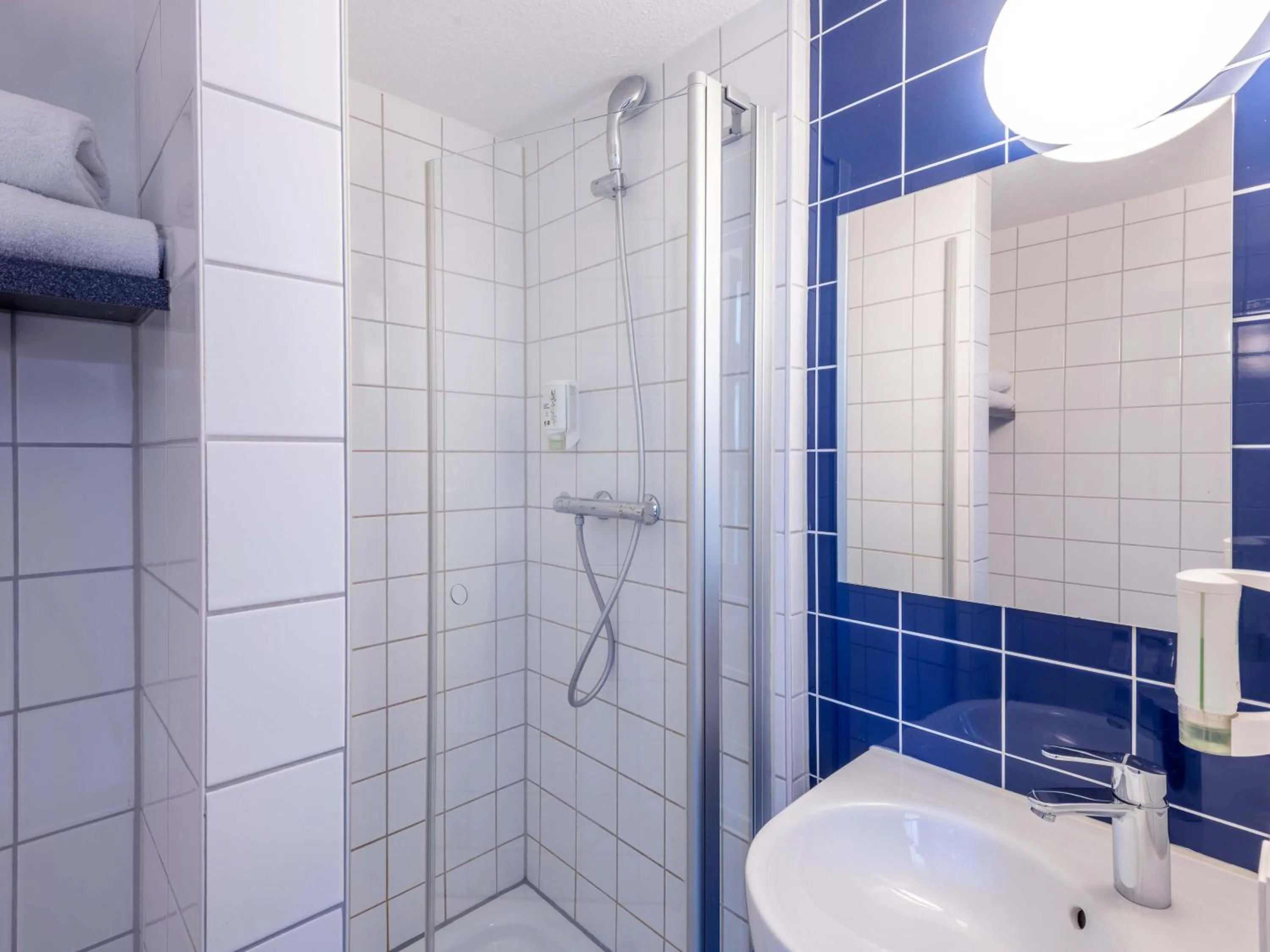 Shower in B&B HOTEL Aachen-Würselen