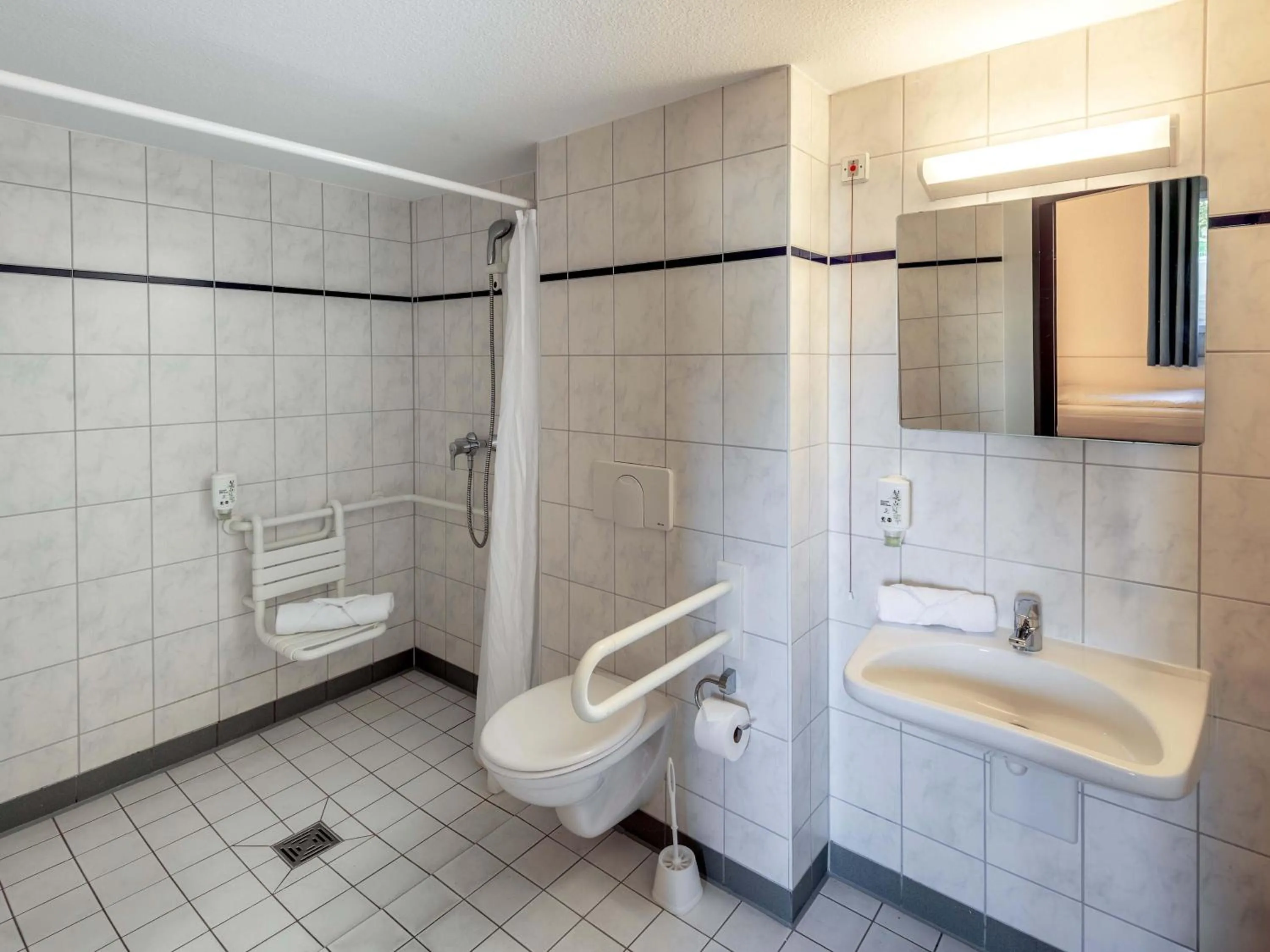 Shower in B&B HOTEL Aachen-Würselen