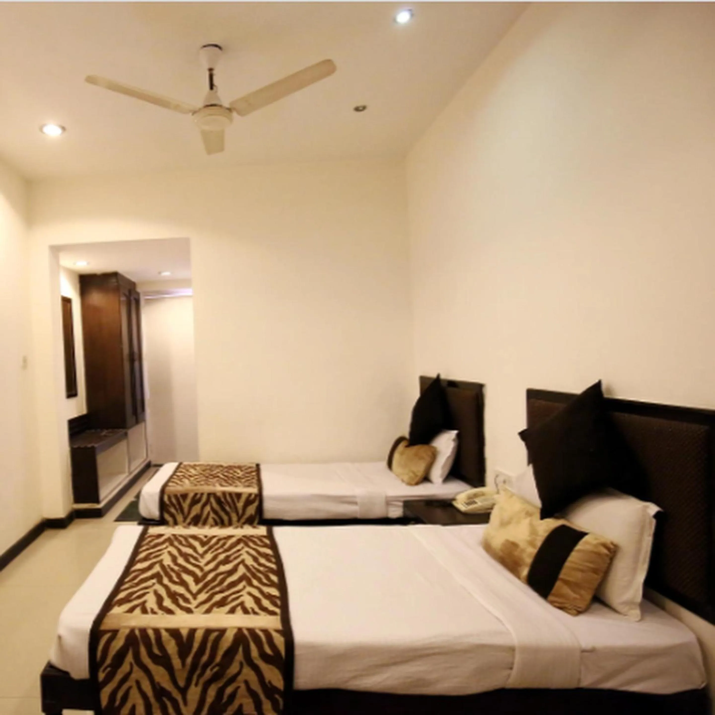 Bedroom, Bed in Regency Square Hotel