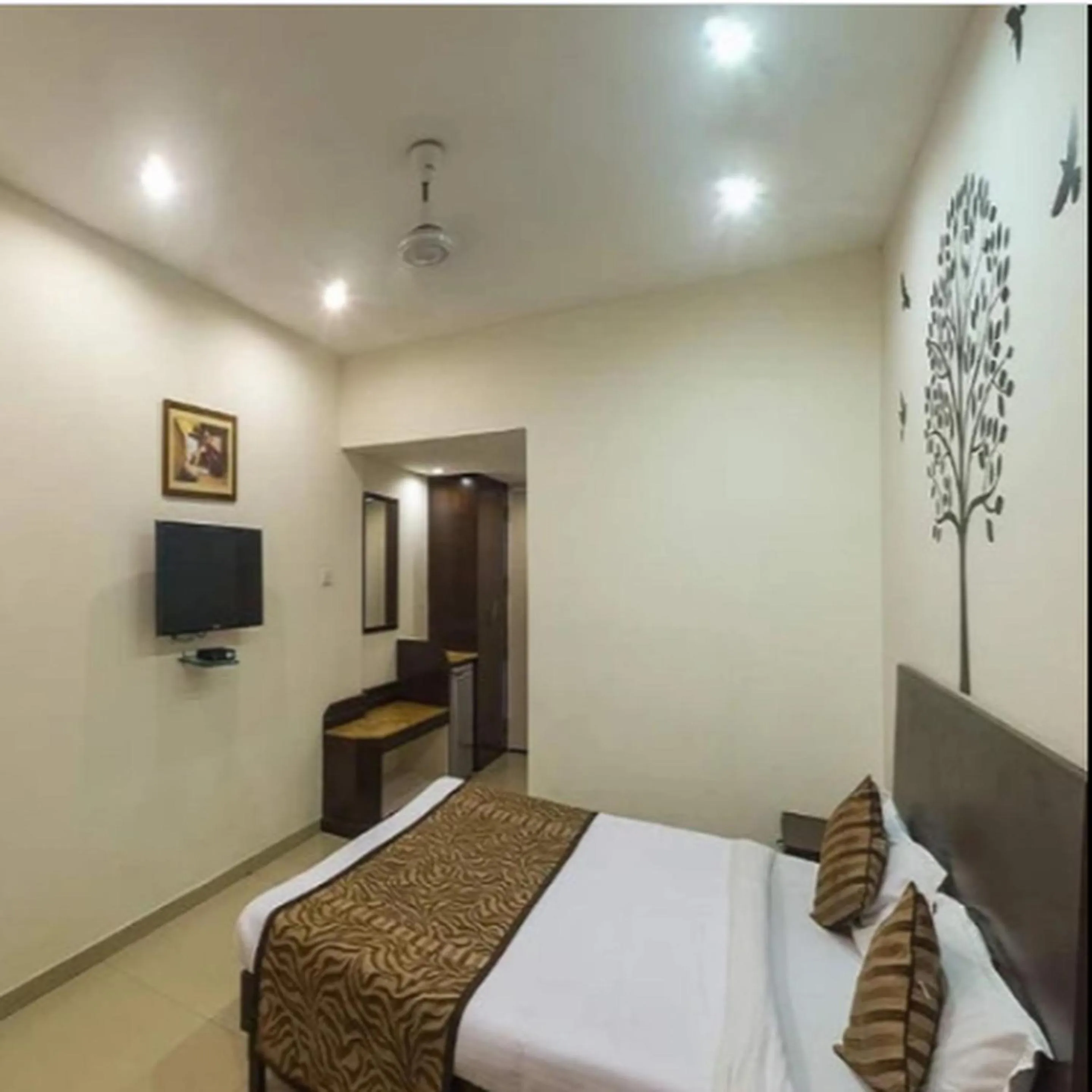 Bedroom, Bed in Regency Square Hotel