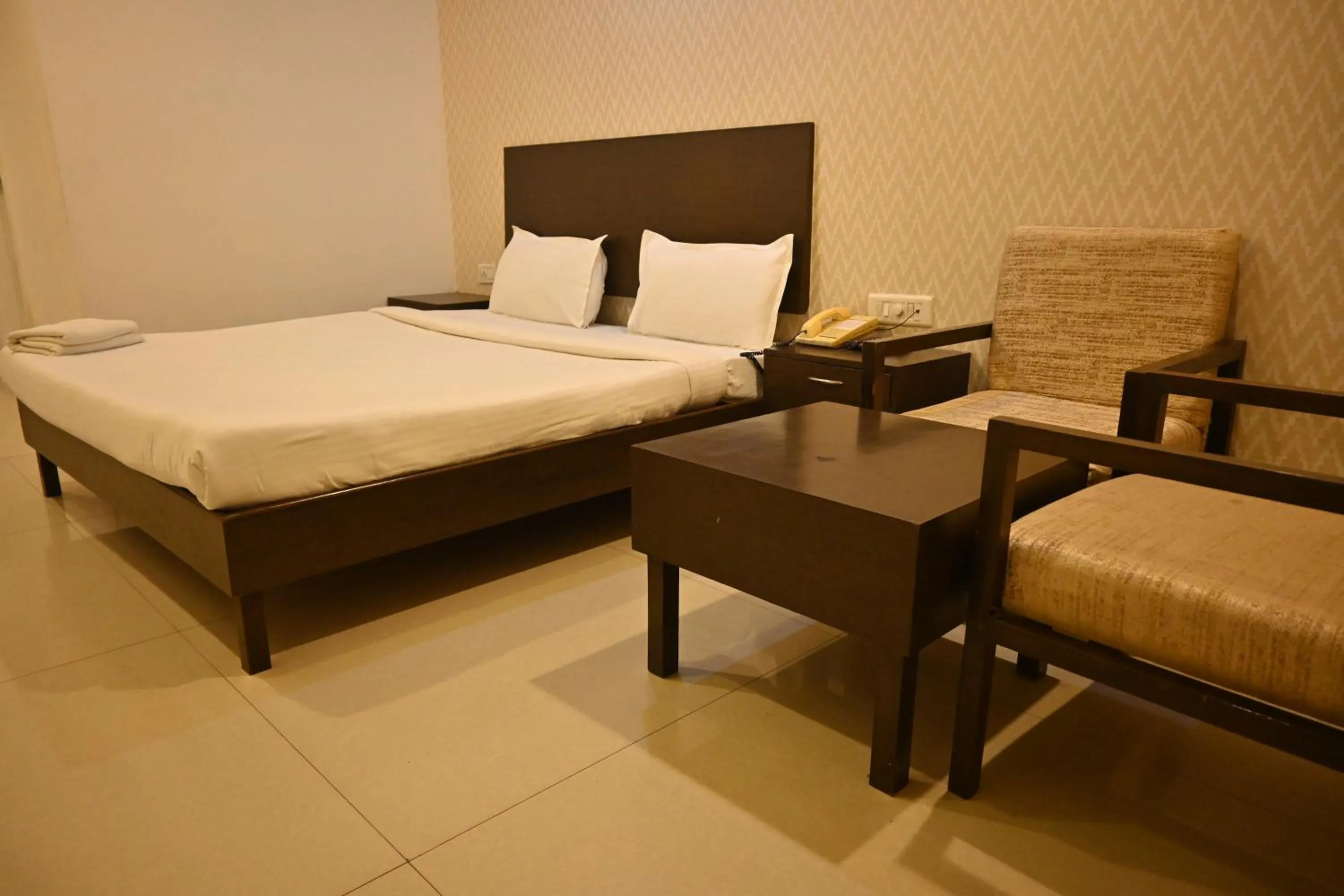 Bedroom, Bed in Regency Square Hotel