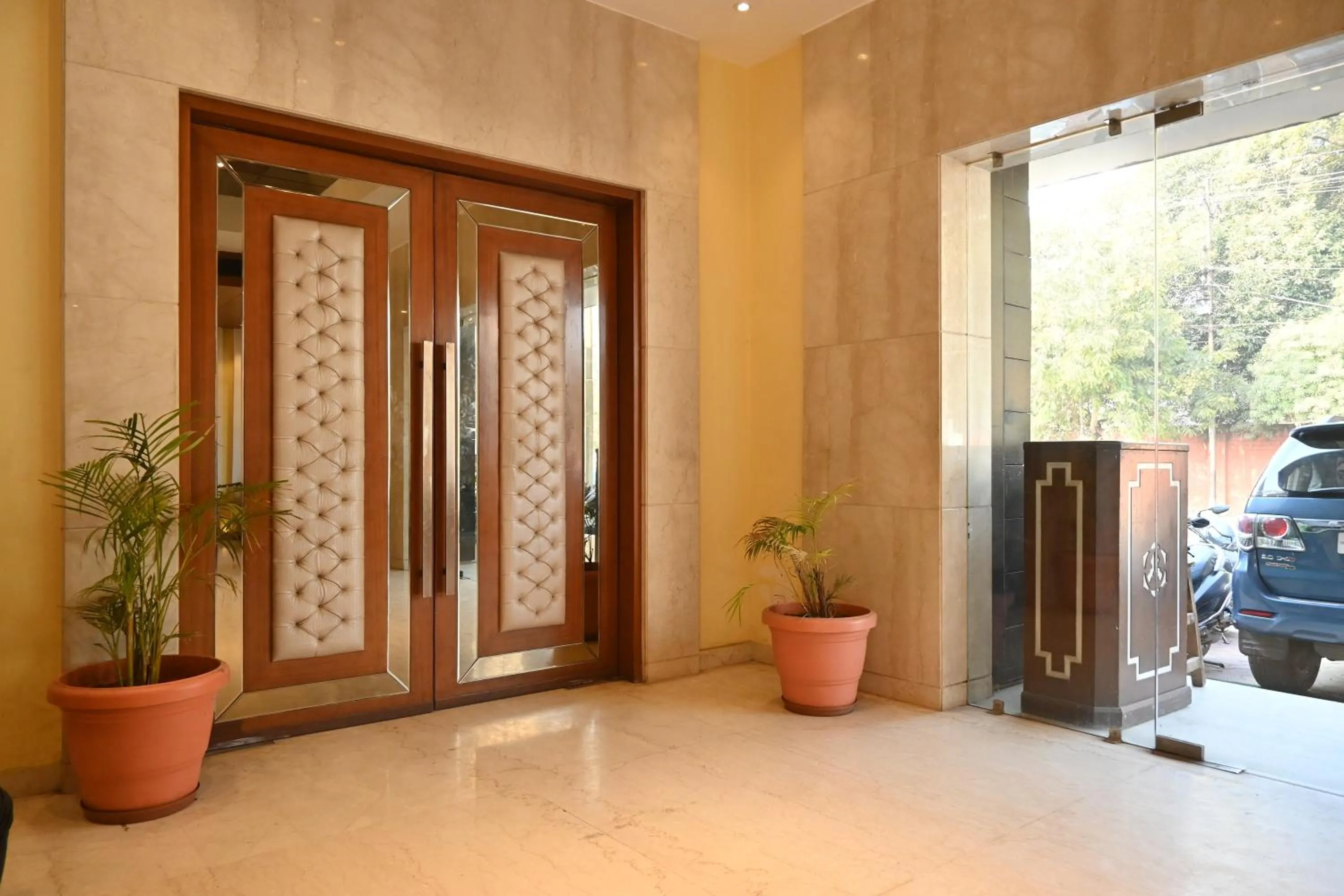 Restaurant/places to eat in Regency Square Hotel