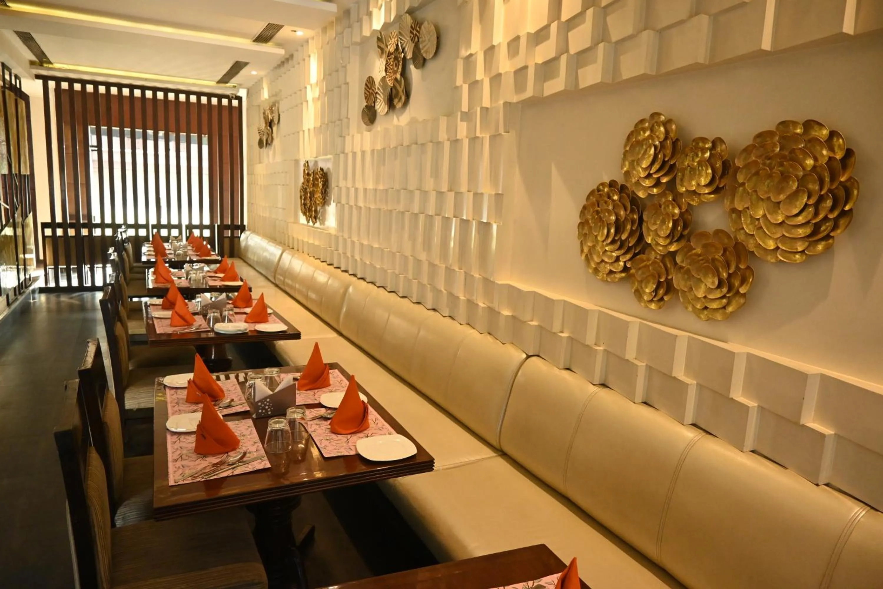 Restaurant/places to eat in Regency Square Hotel