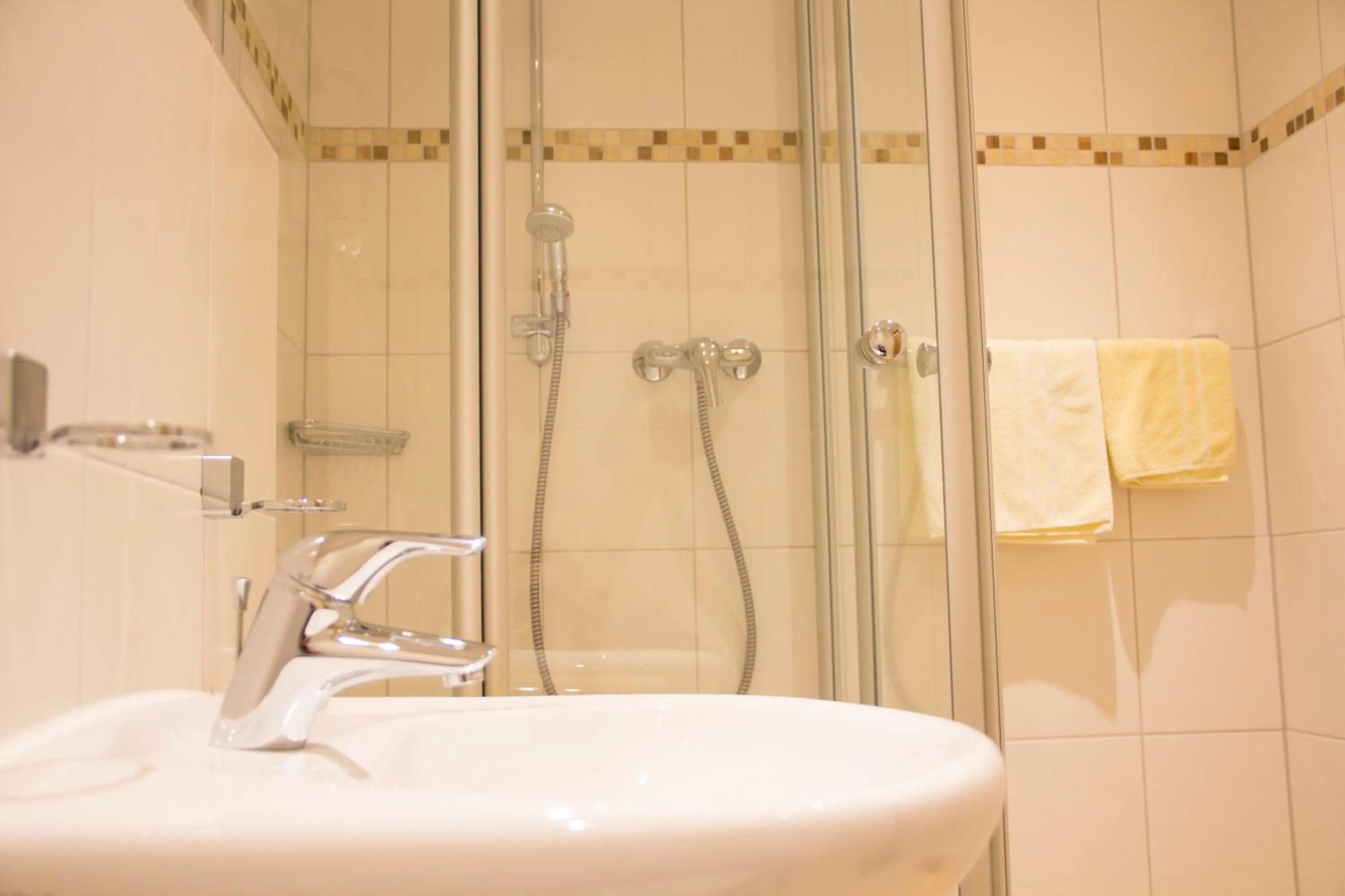 Shower in Hotel Restaurant Zur Neroburg