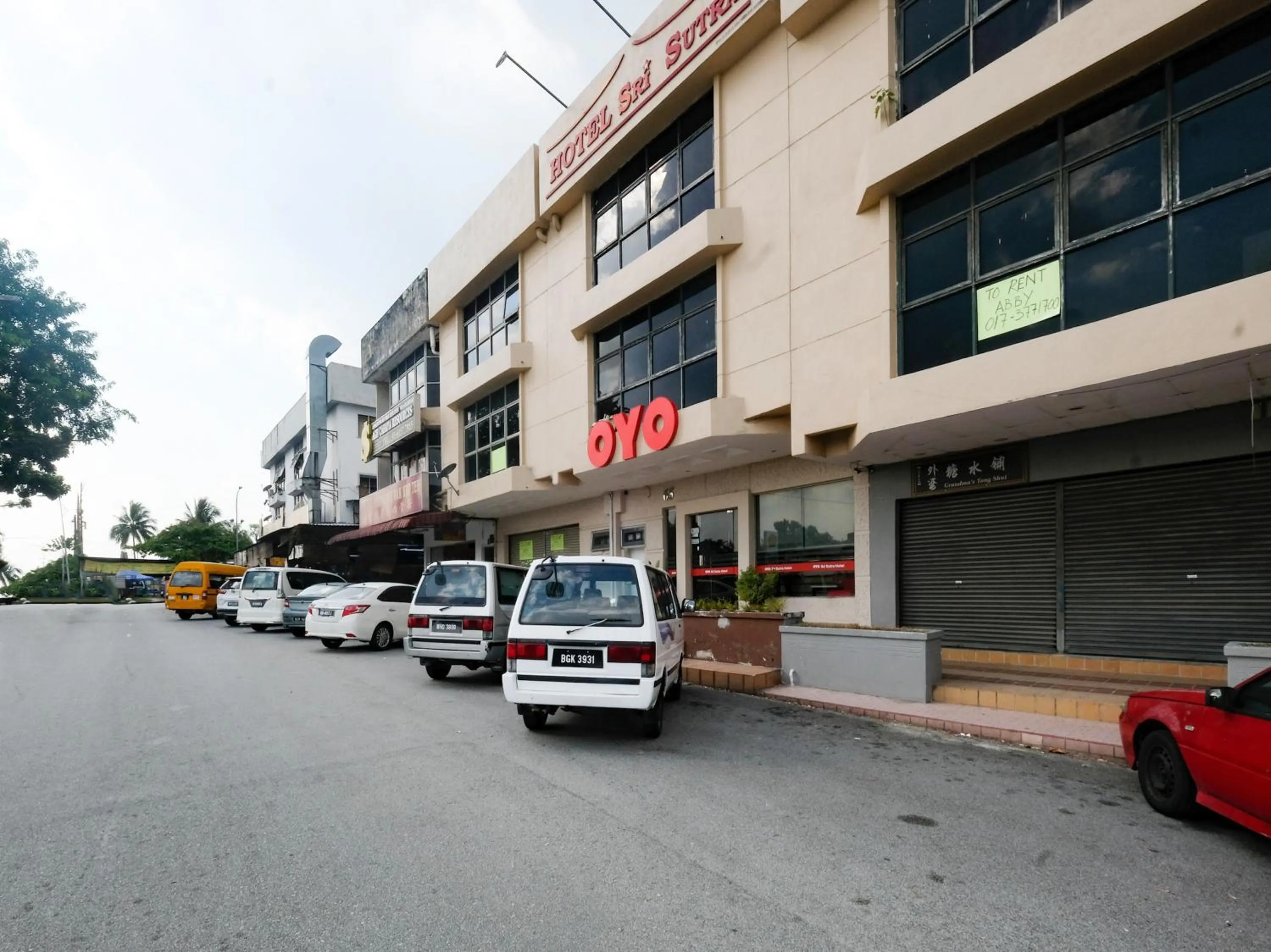 Facade/entrance in OYO 89968 Sri Sutra Hotel