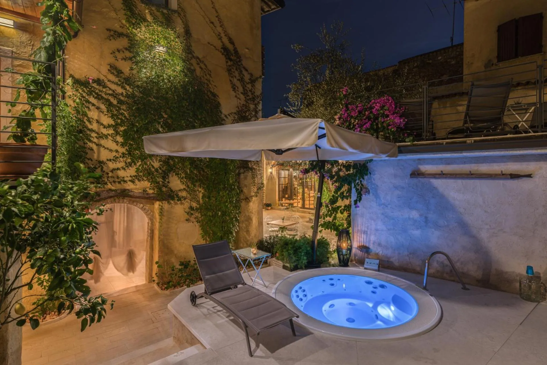 Hot Tub in Corte Alma Spa and Luxury Home