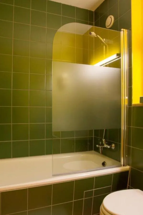 Bathroom in Schurwald Hotel