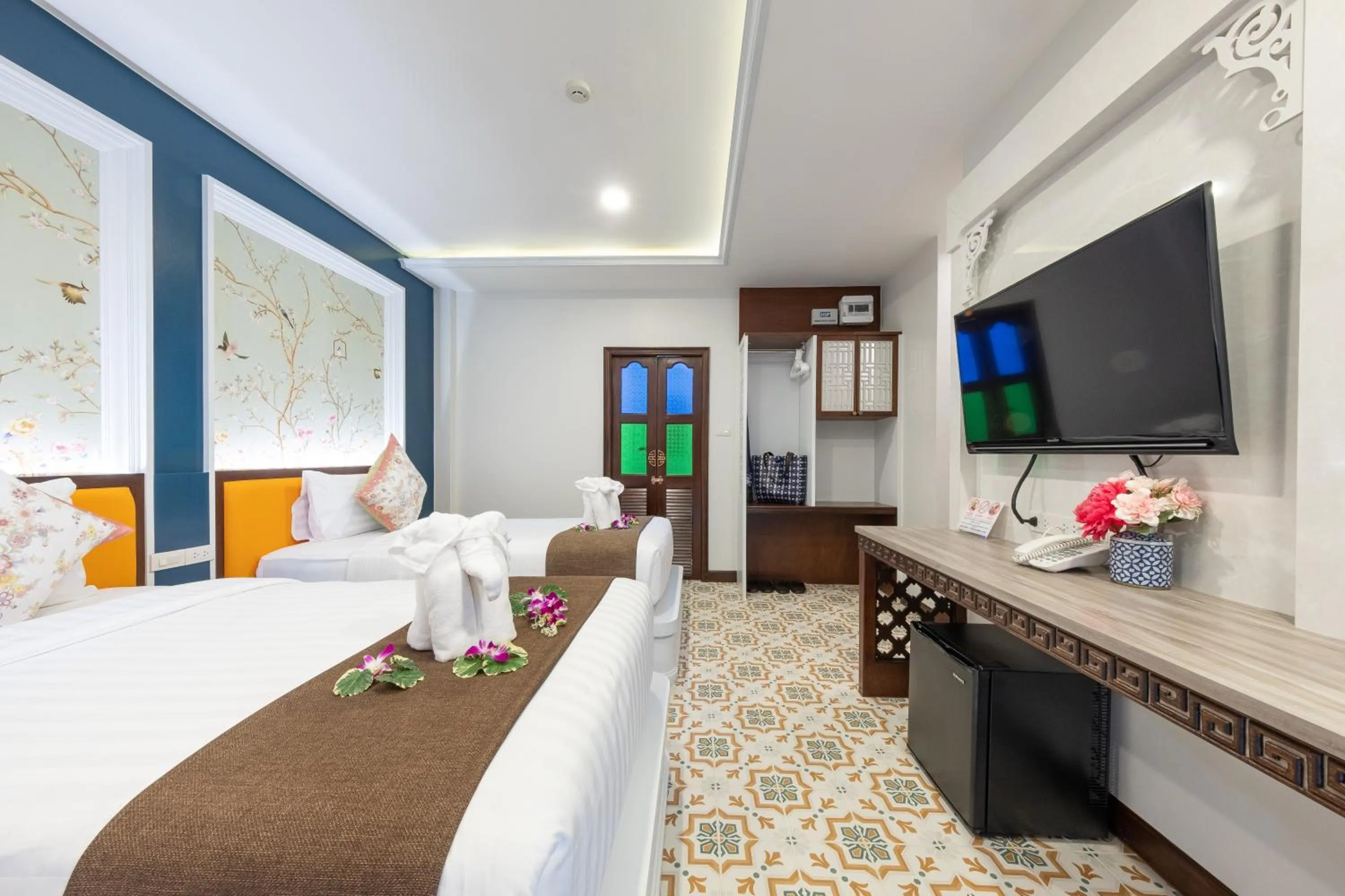 Photo of the whole room, Bed in Sino Siam Hotel