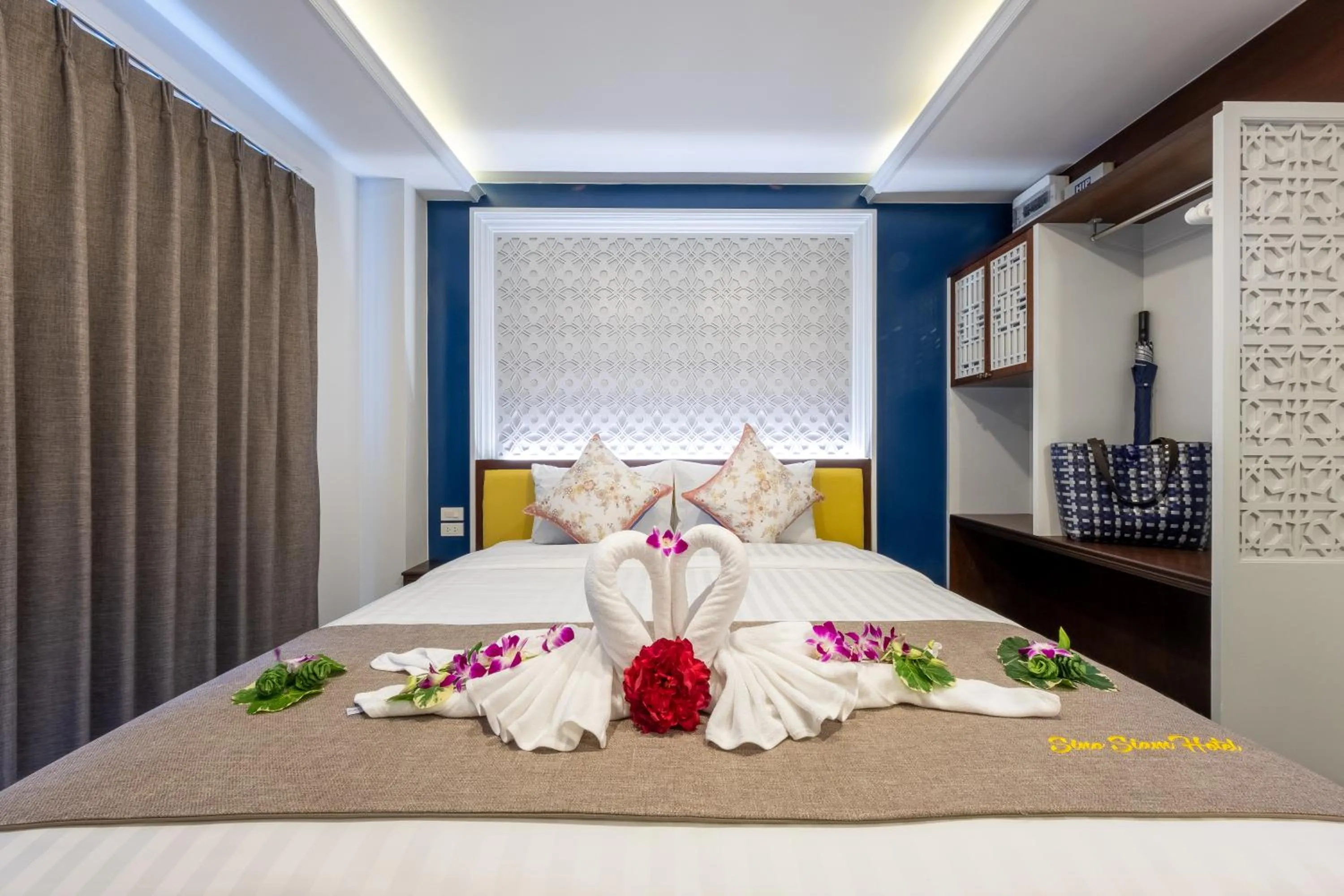 Photo of the whole room, Bed in Sino Siam Hotel