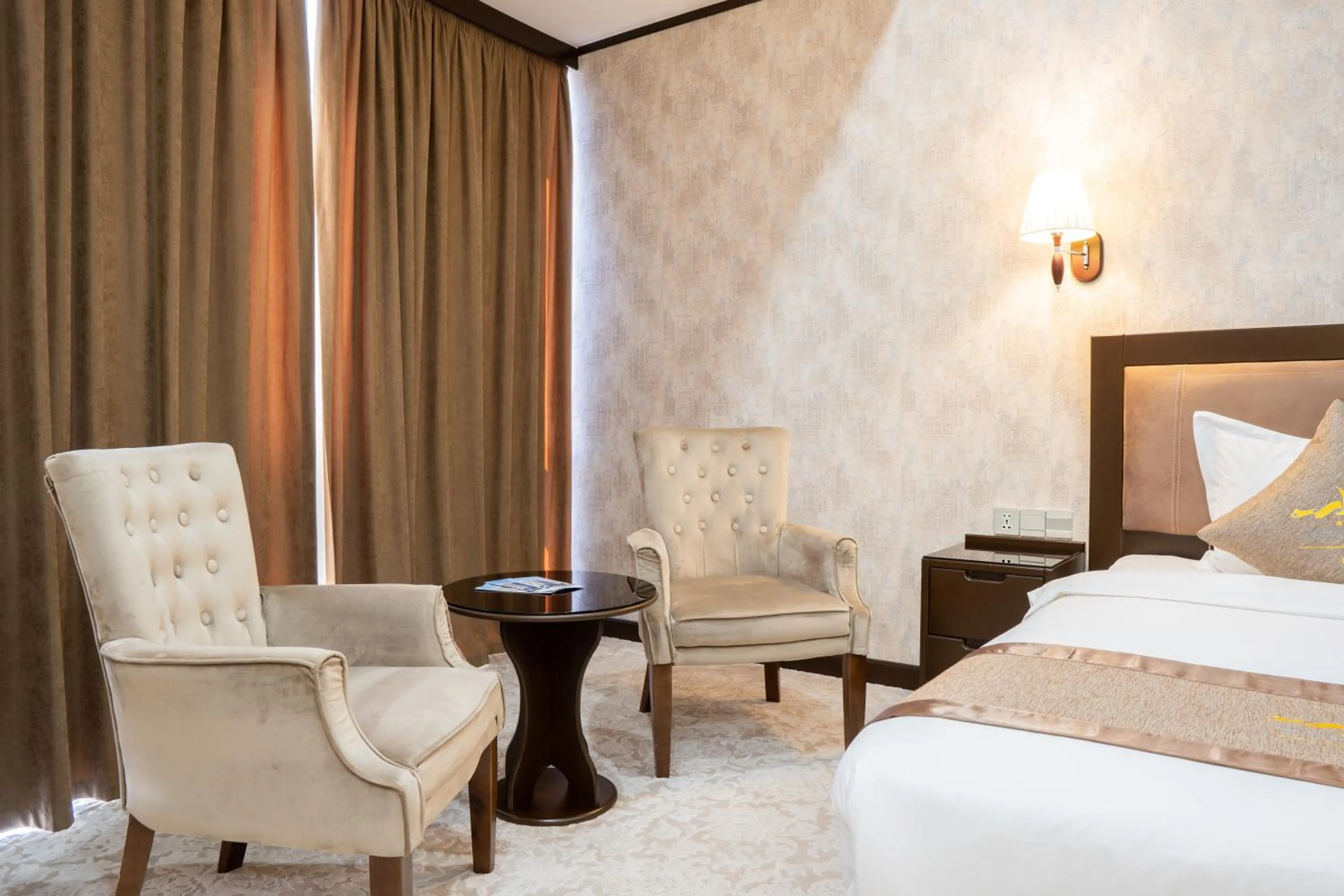 Seating area, Bed in Qushbegi Plaza Hotel