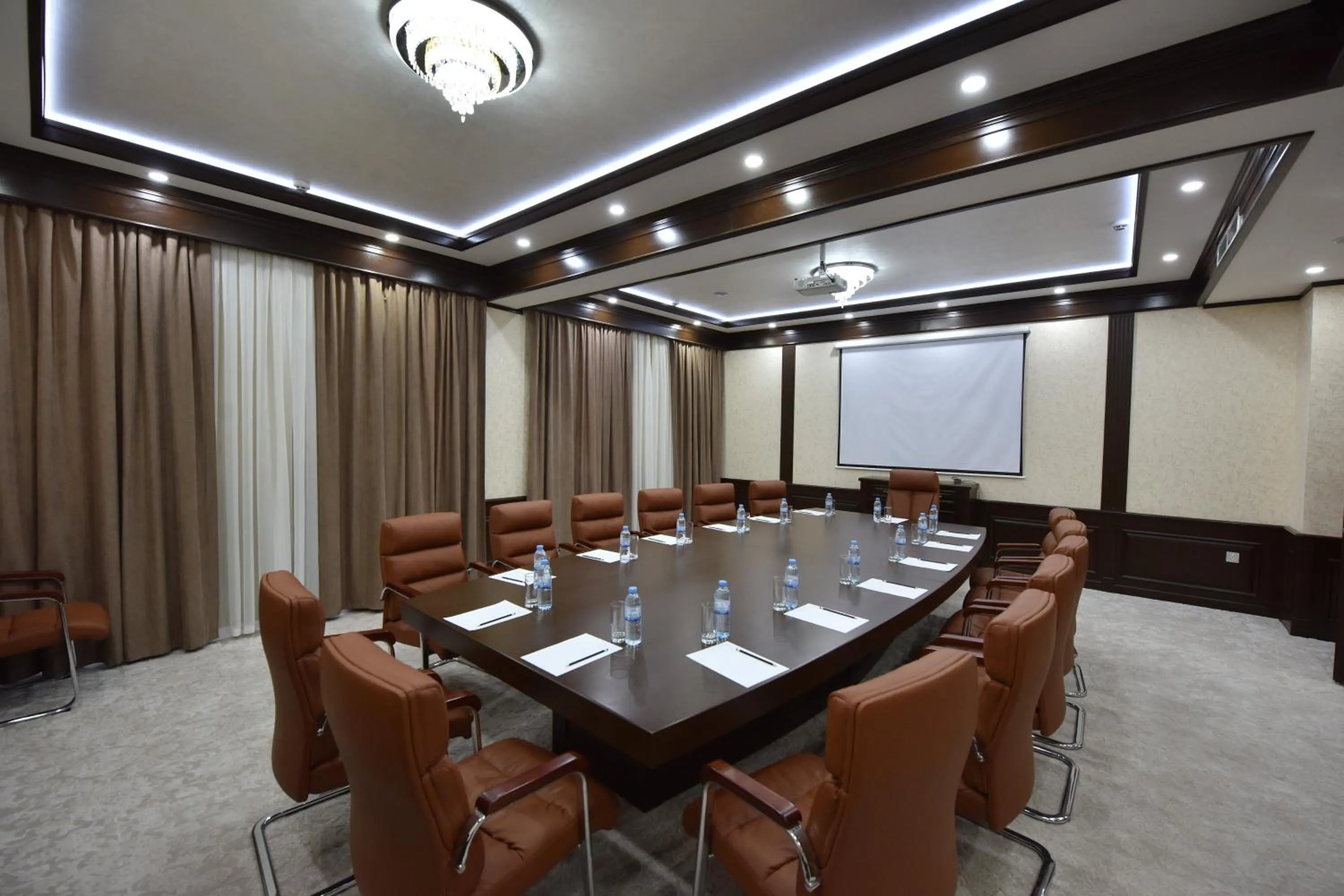 Business facilities in Qushbegi Plaza Hotel