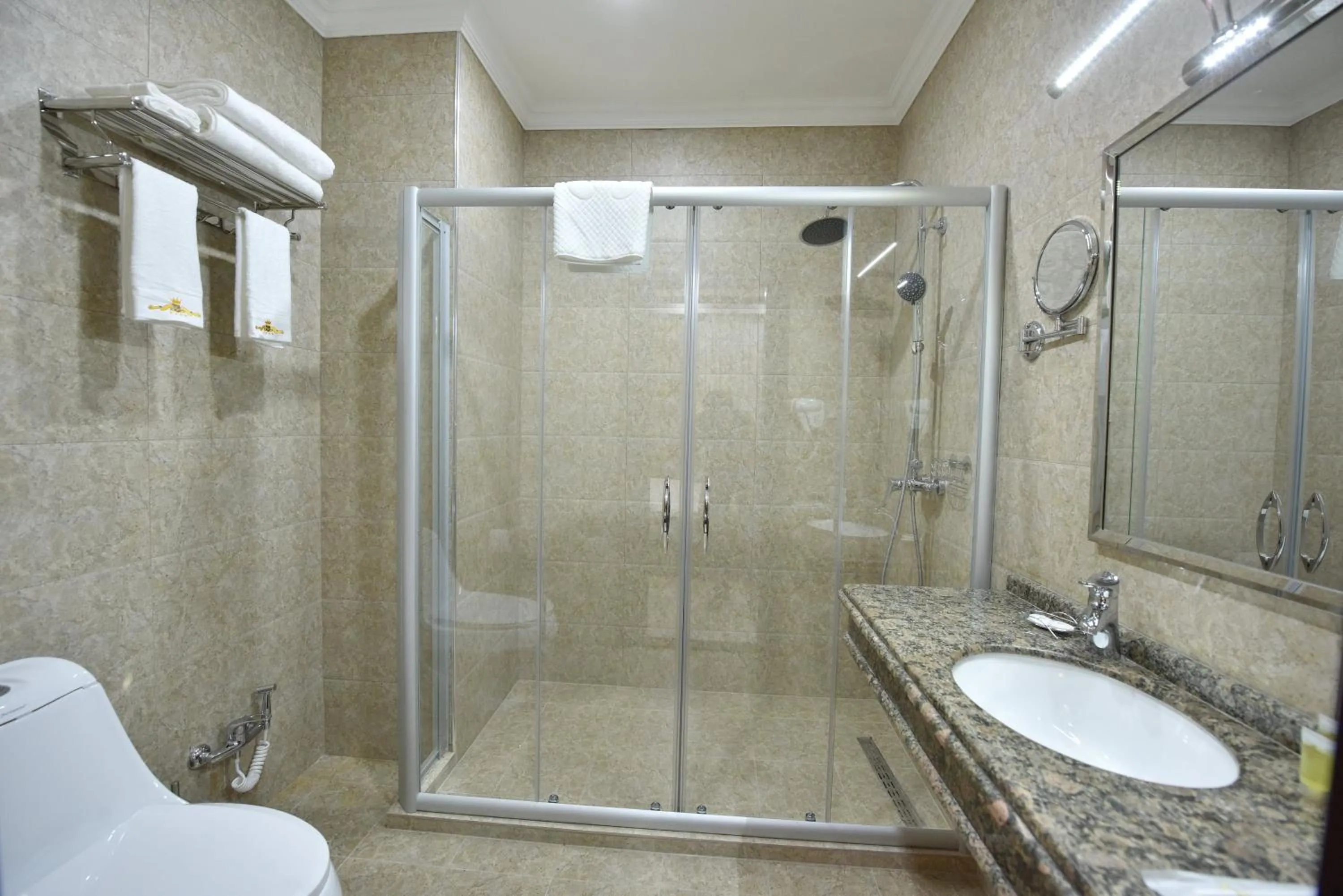 Bathroom in Qushbegi Plaza Hotel
