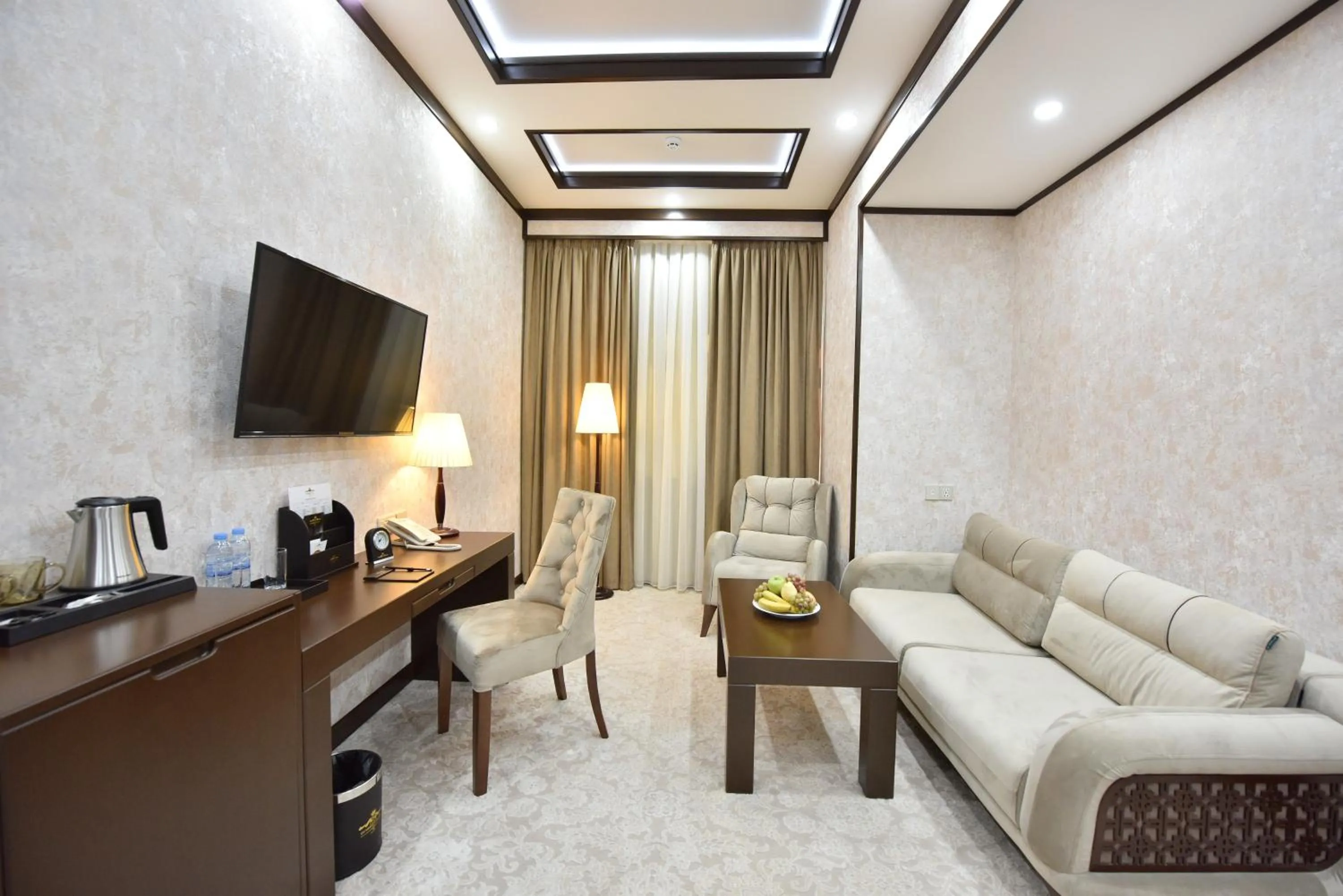 Communal lounge/ TV room in Qushbegi Plaza Hotel