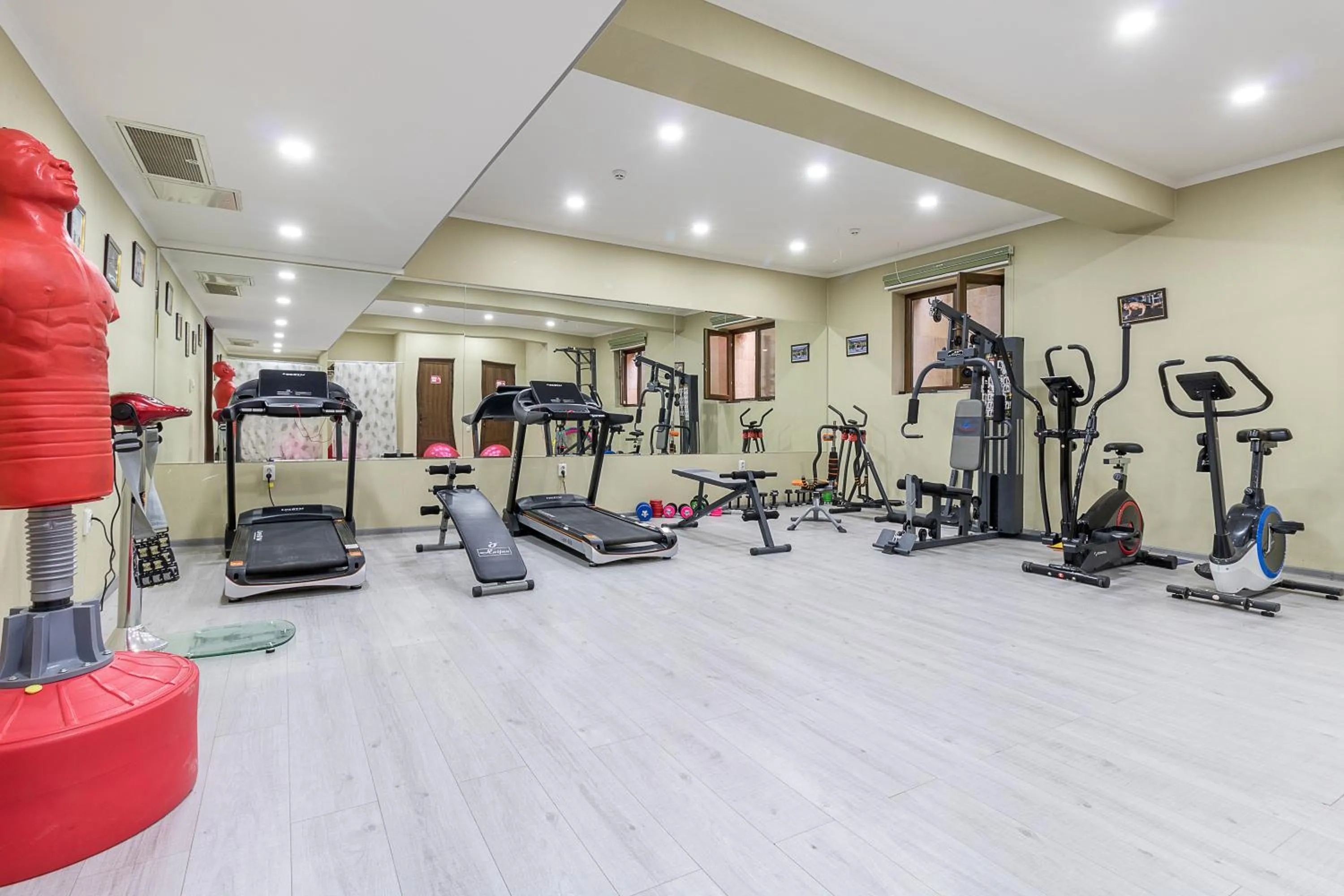 Fitness centre/facilities in Qushbegi Plaza Hotel