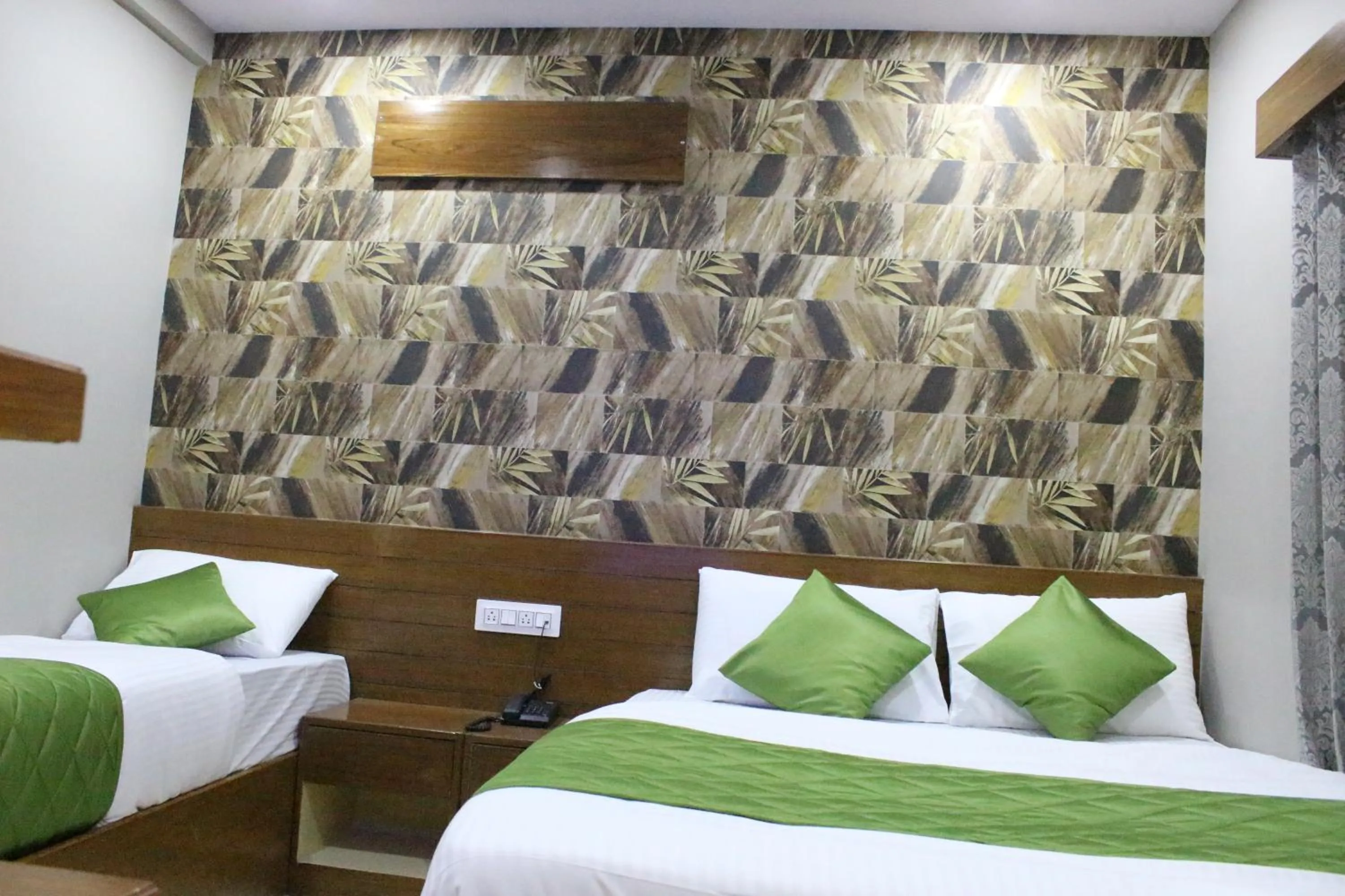 Communal lounge/ TV room, Bed in Olivia Inn And Suites