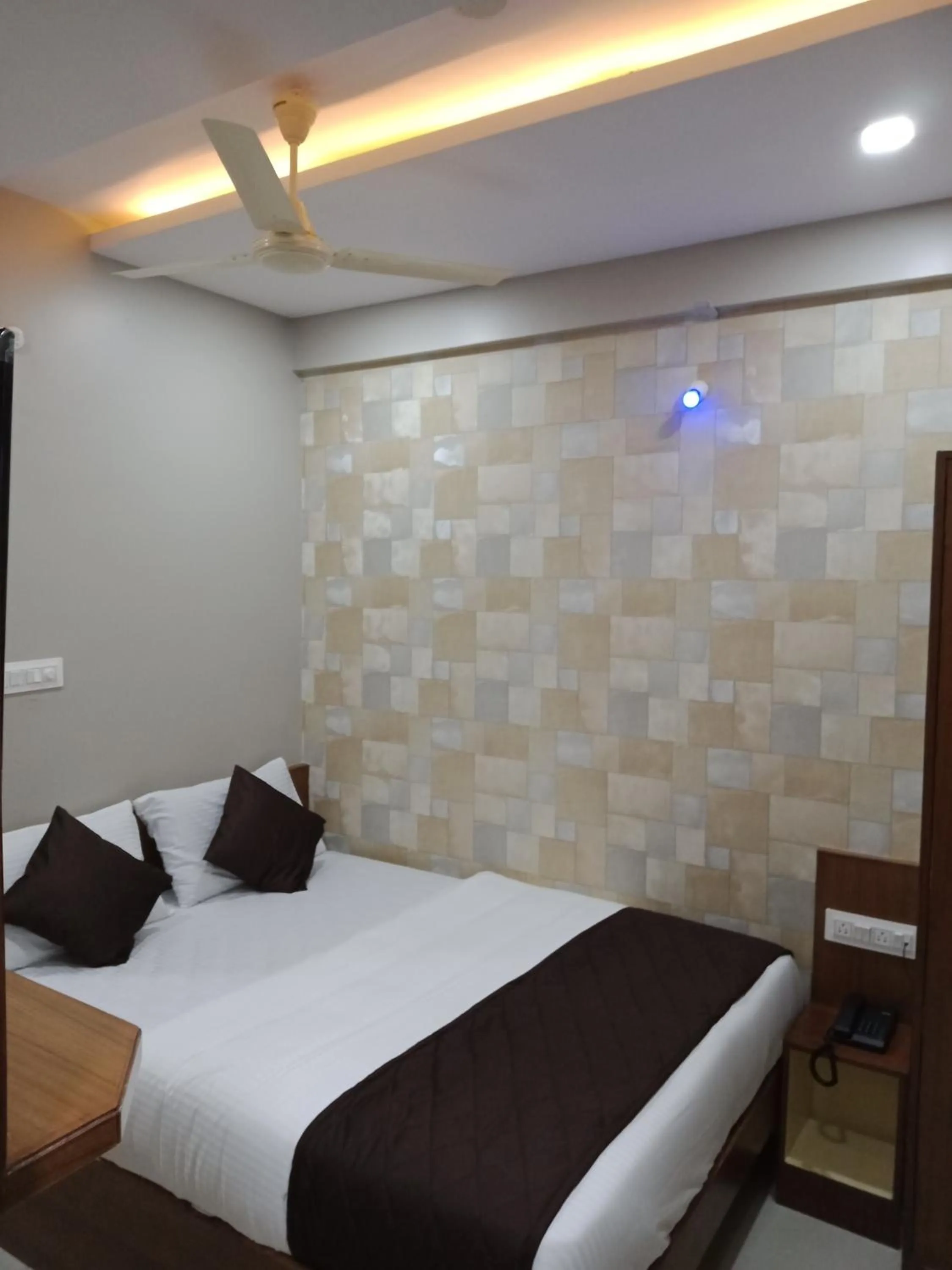 Bathroom, Bed in Olivia Inn And Suites