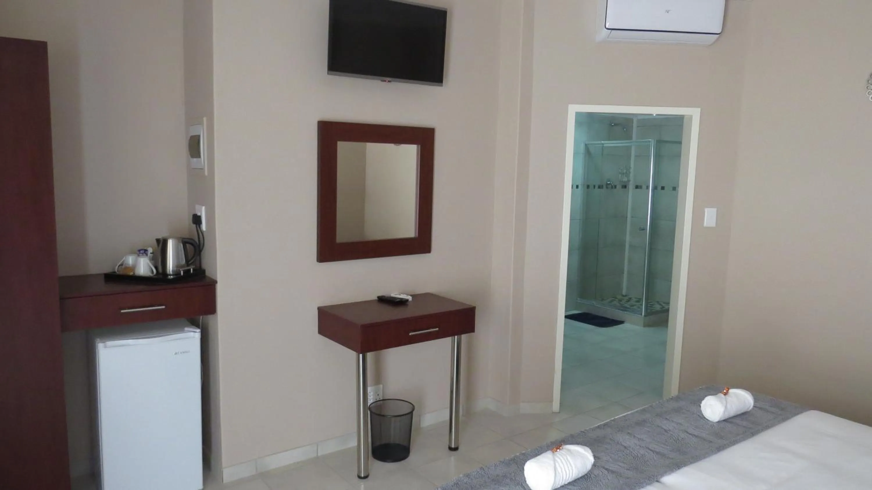 Coffee/tea facilities, Bed in Villa Strada Guesthouse