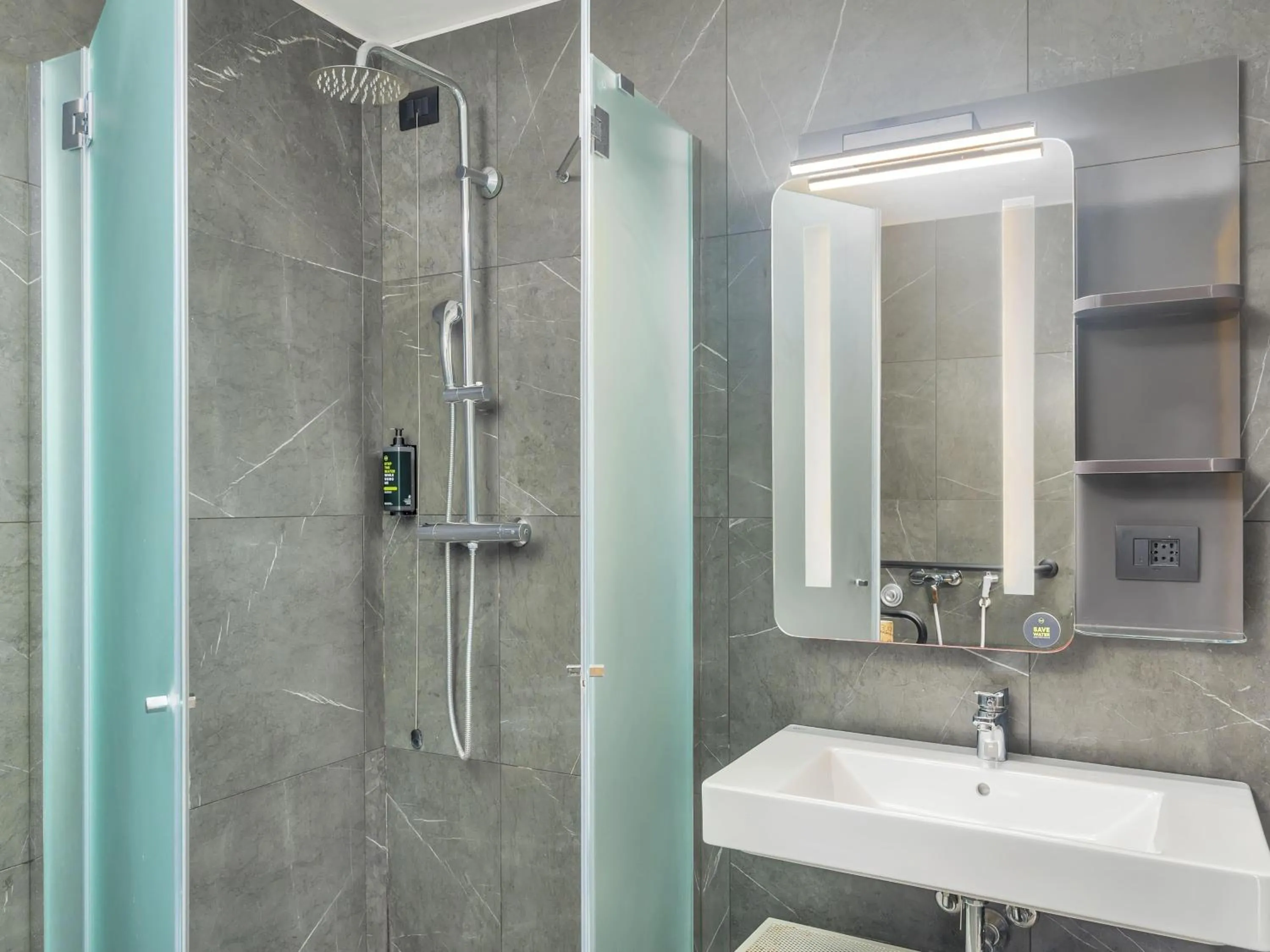 Bathroom in B&B Hotel Milano City Center Duomo