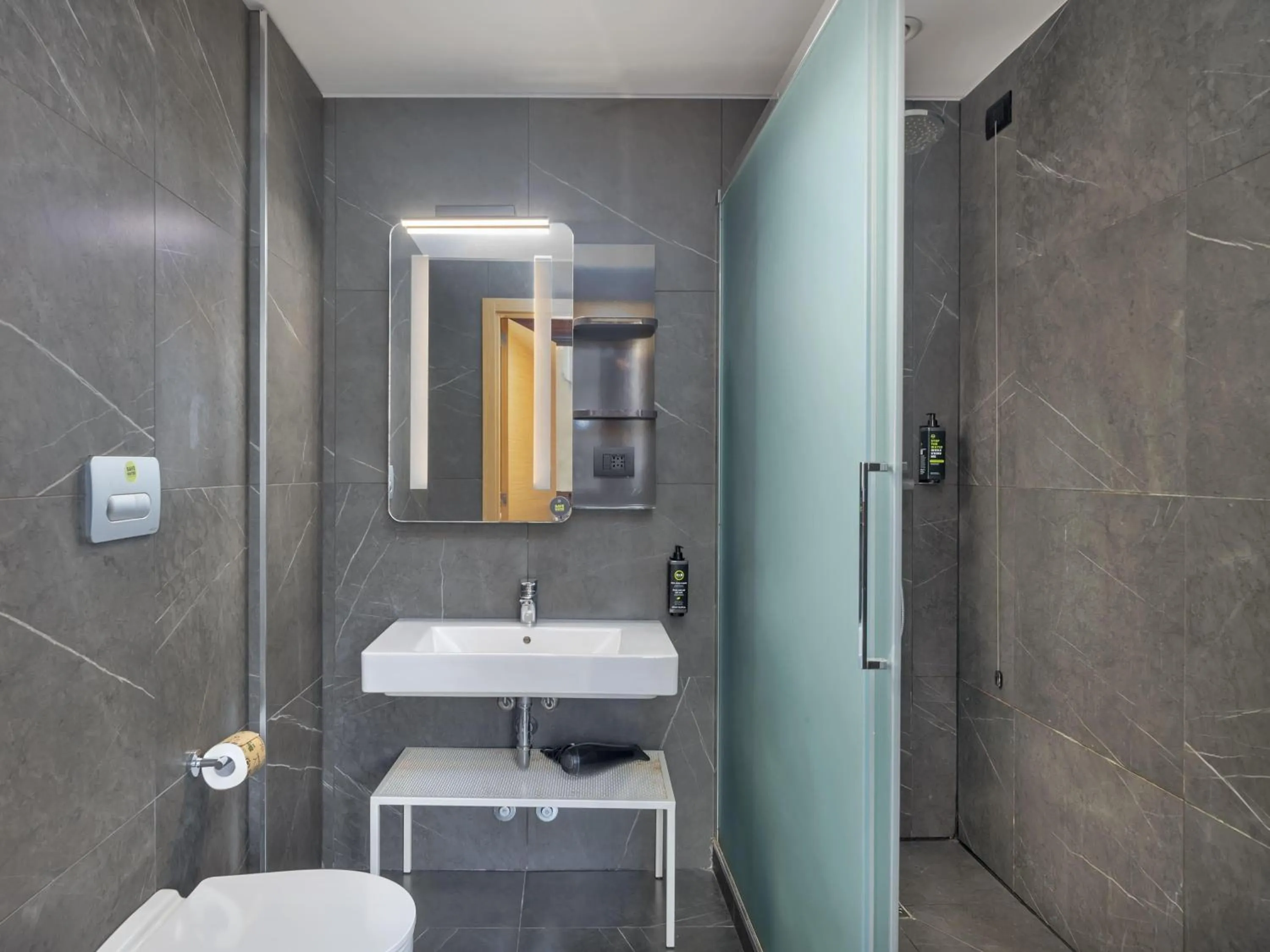 Bathroom in B&B Hotel Milano City Center Duomo