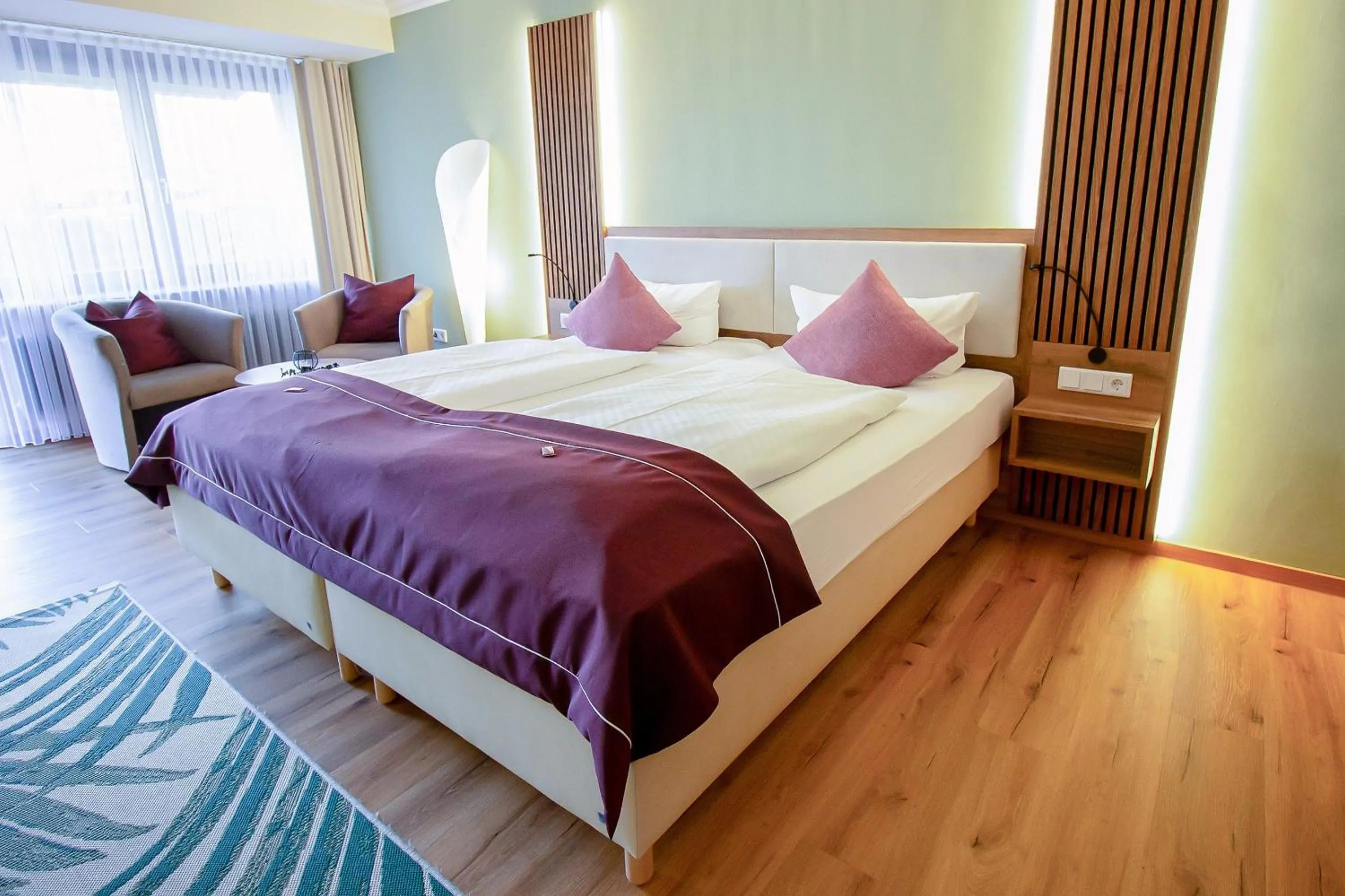 Photo of the whole room, Bed in Hotel Wittelsbacher Höh
