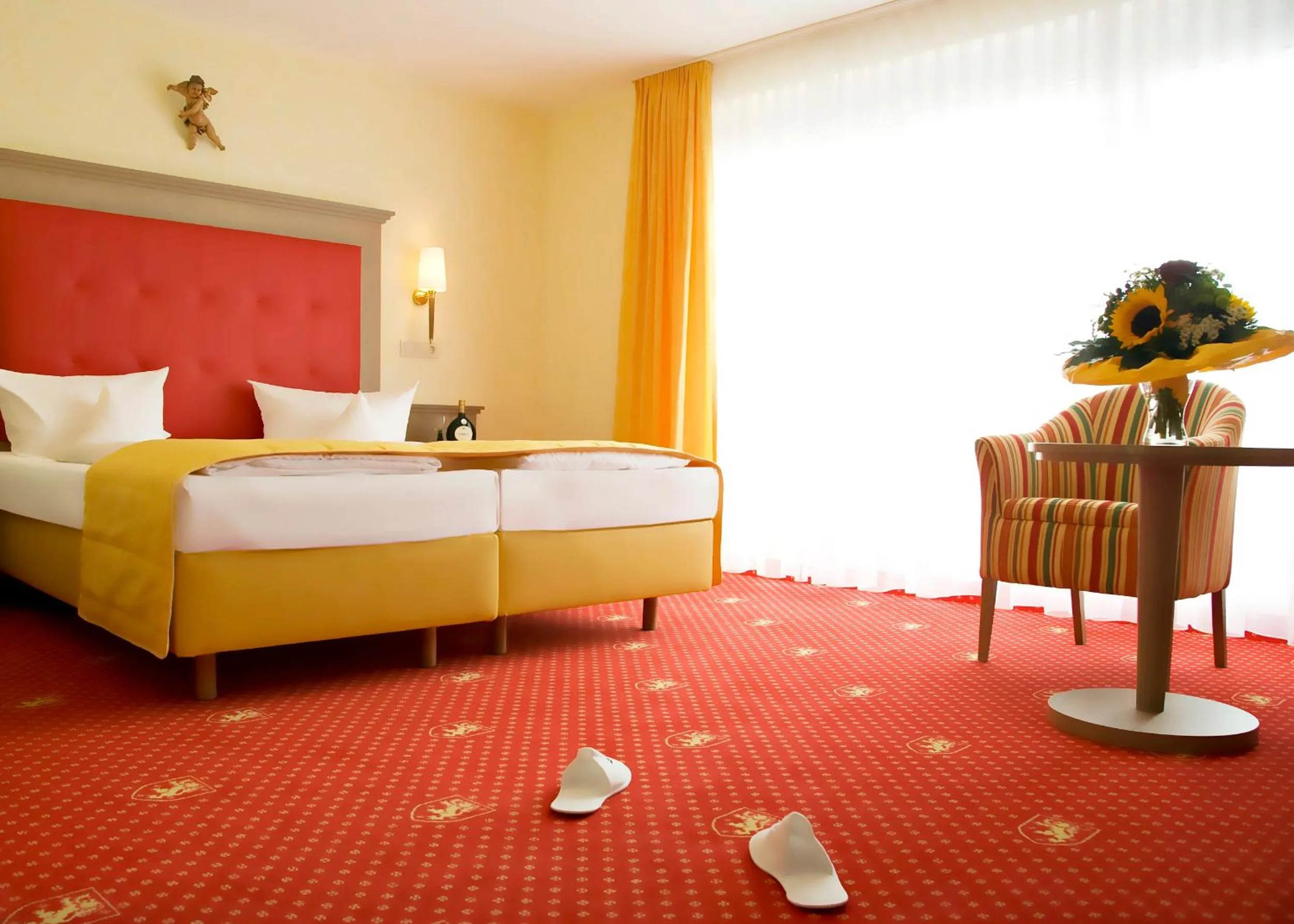 Bathroom, Bed in Hotel Wittelsbacher Höh