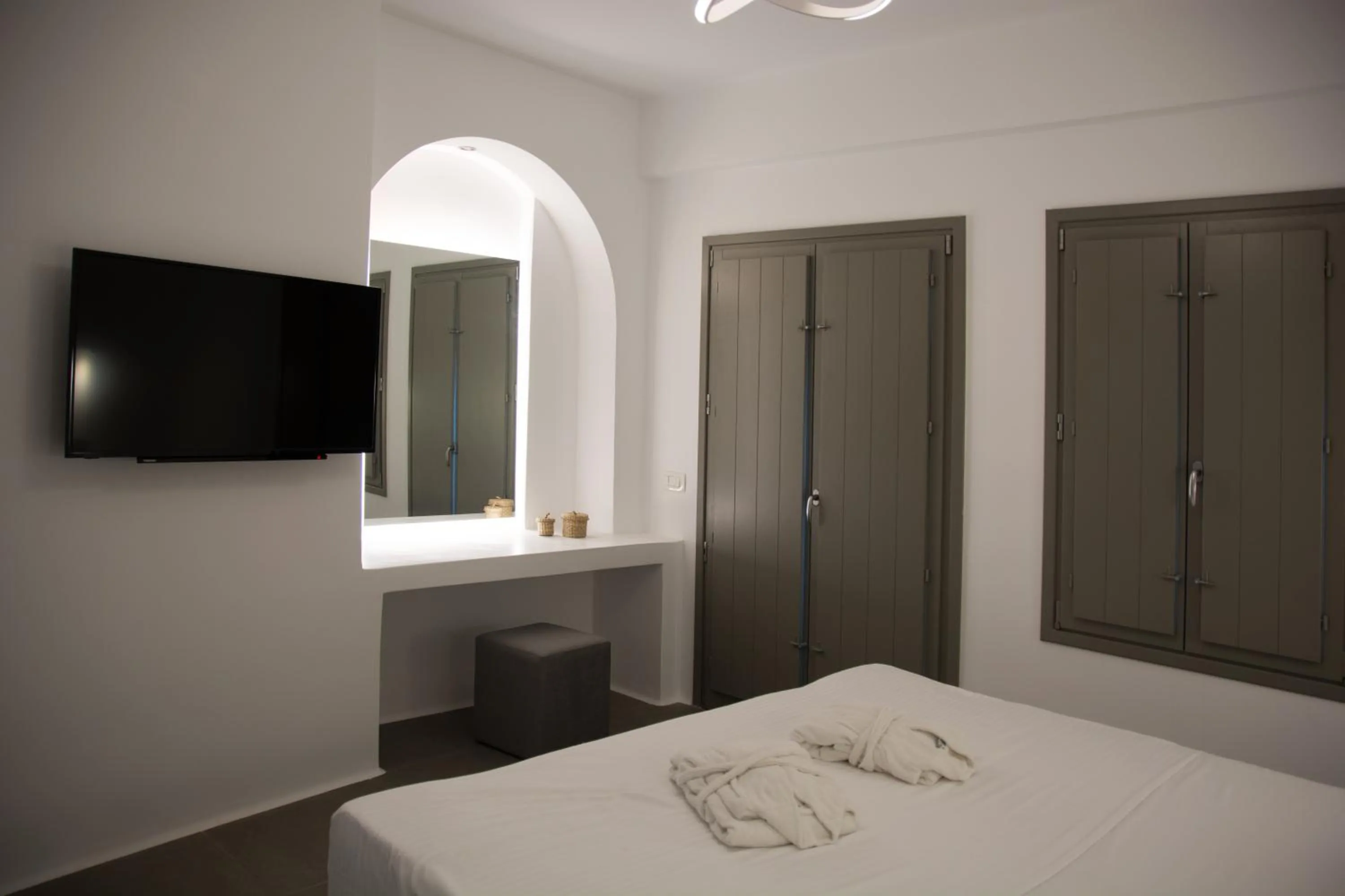 Bedroom, Bed in Amphitrite Suites Santorini
