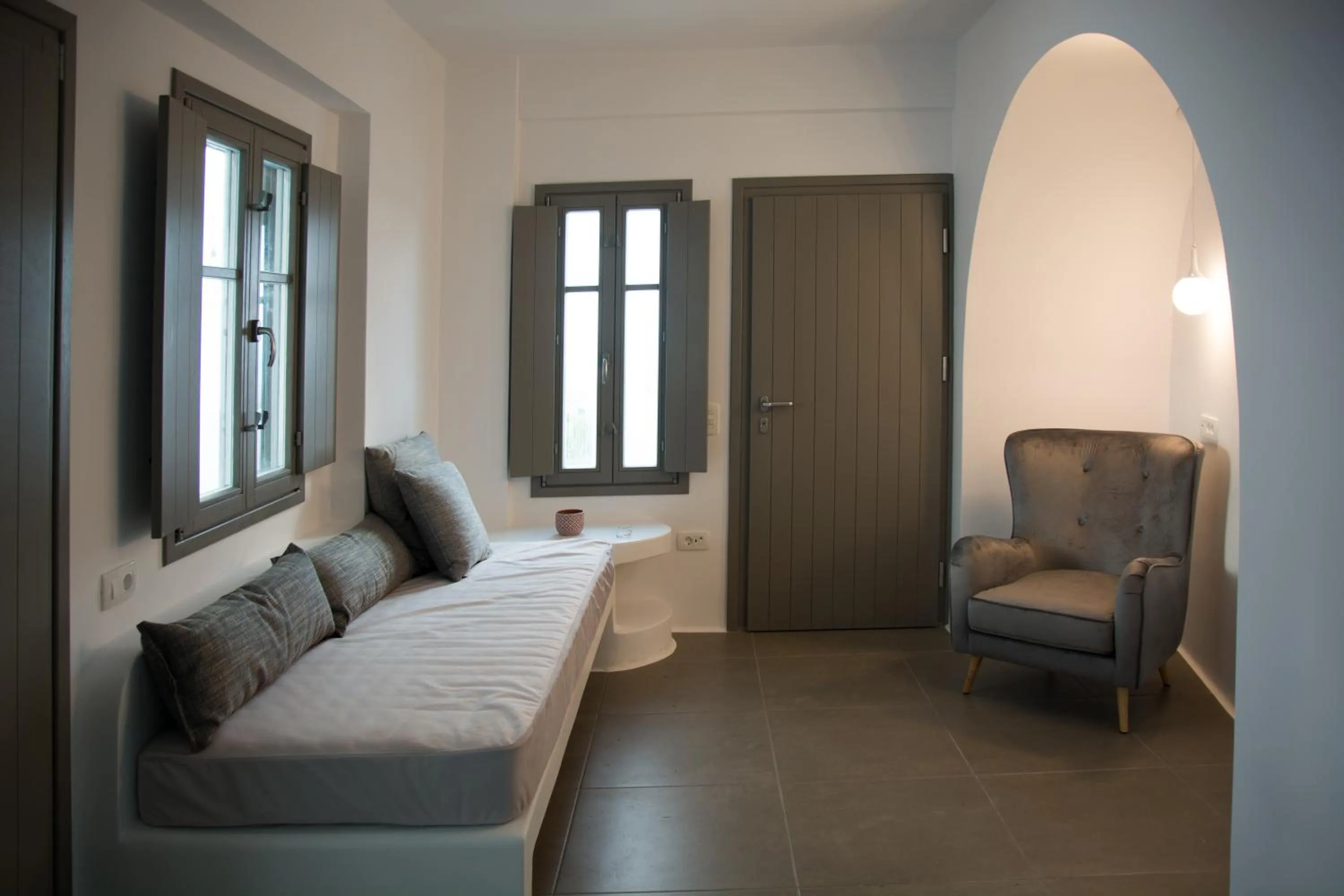Living room, Bed in Amphitrite Suites Santorini
