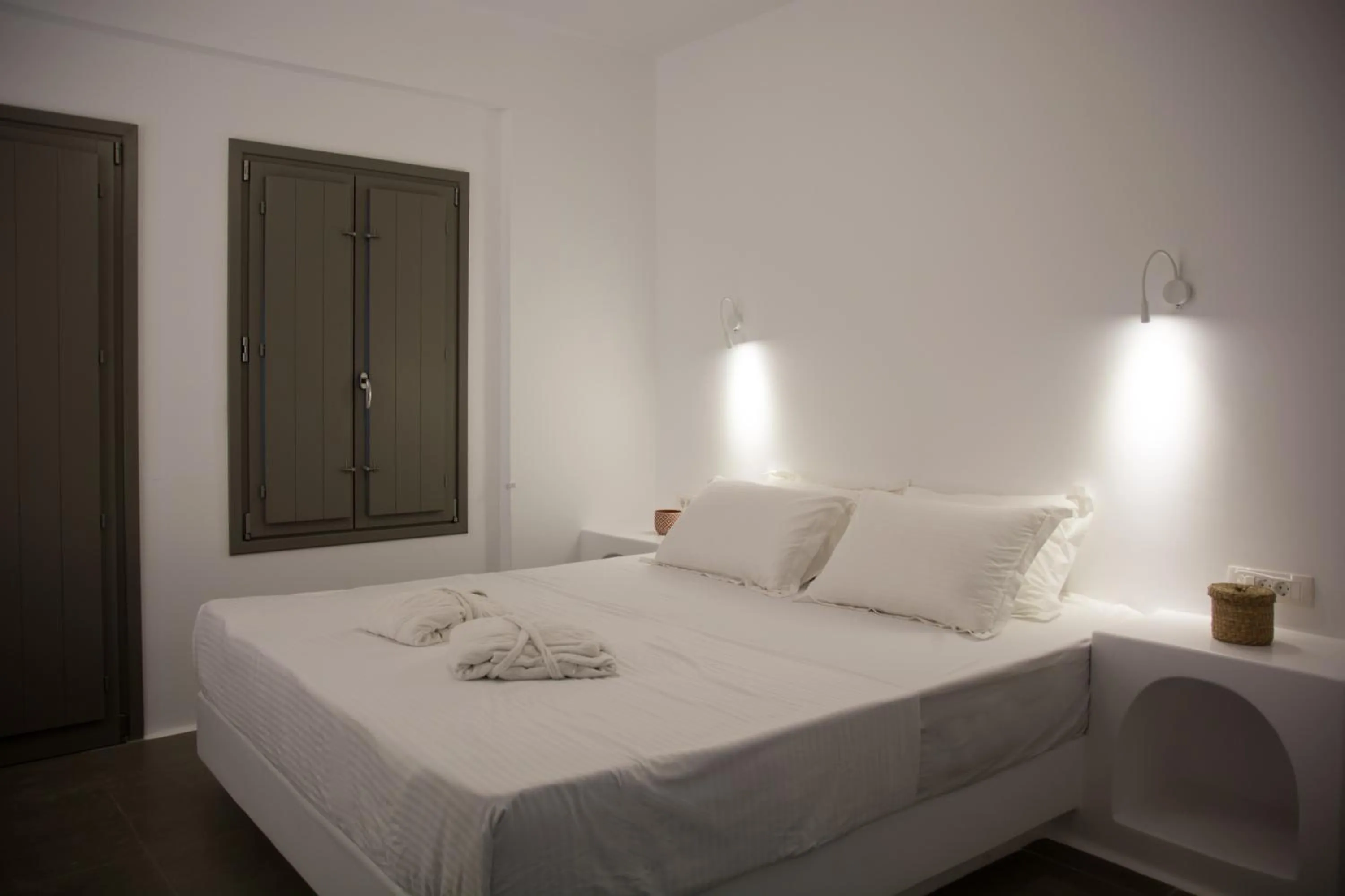 Bed in Amphitrite Suites Santorini