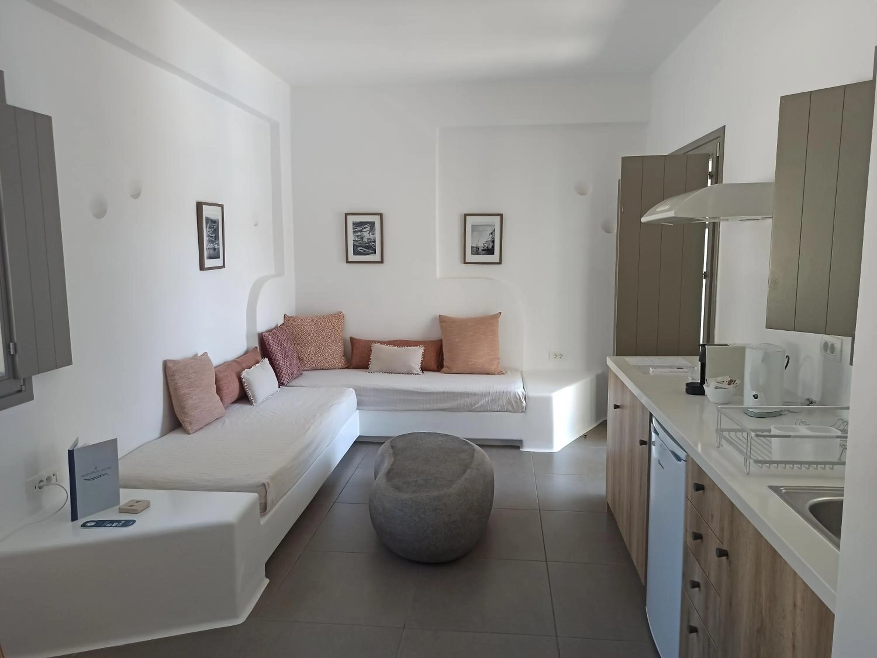 Living room, Bed in Amphitrite Suites Santorini