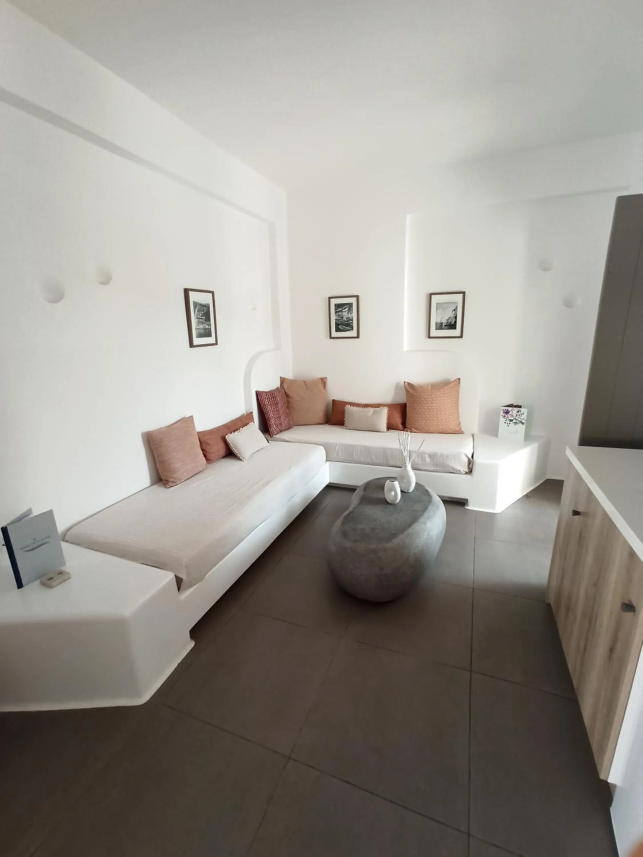 Living room in Amphitrite Suites Santorini