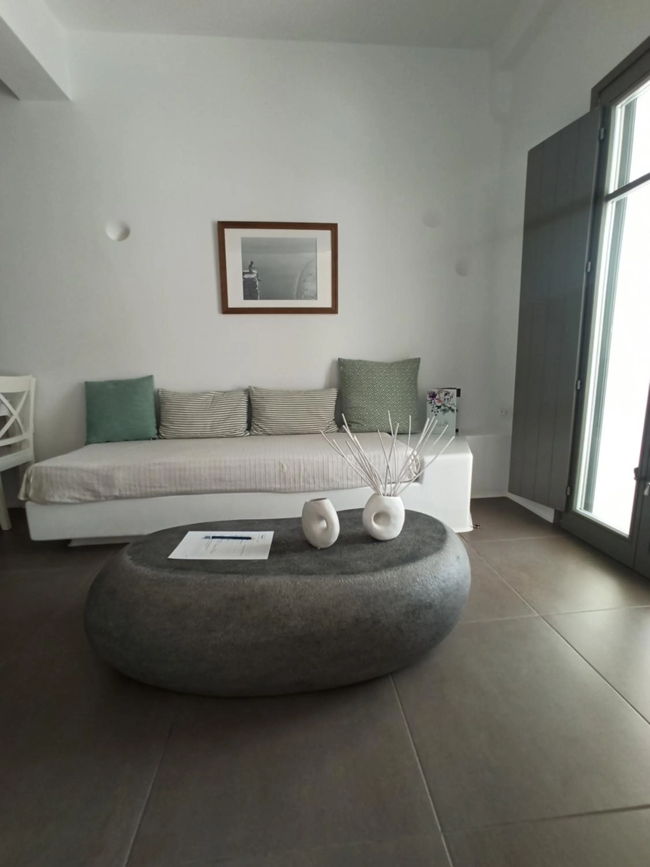 Living room, Bed in Amphitrite Suites Santorini