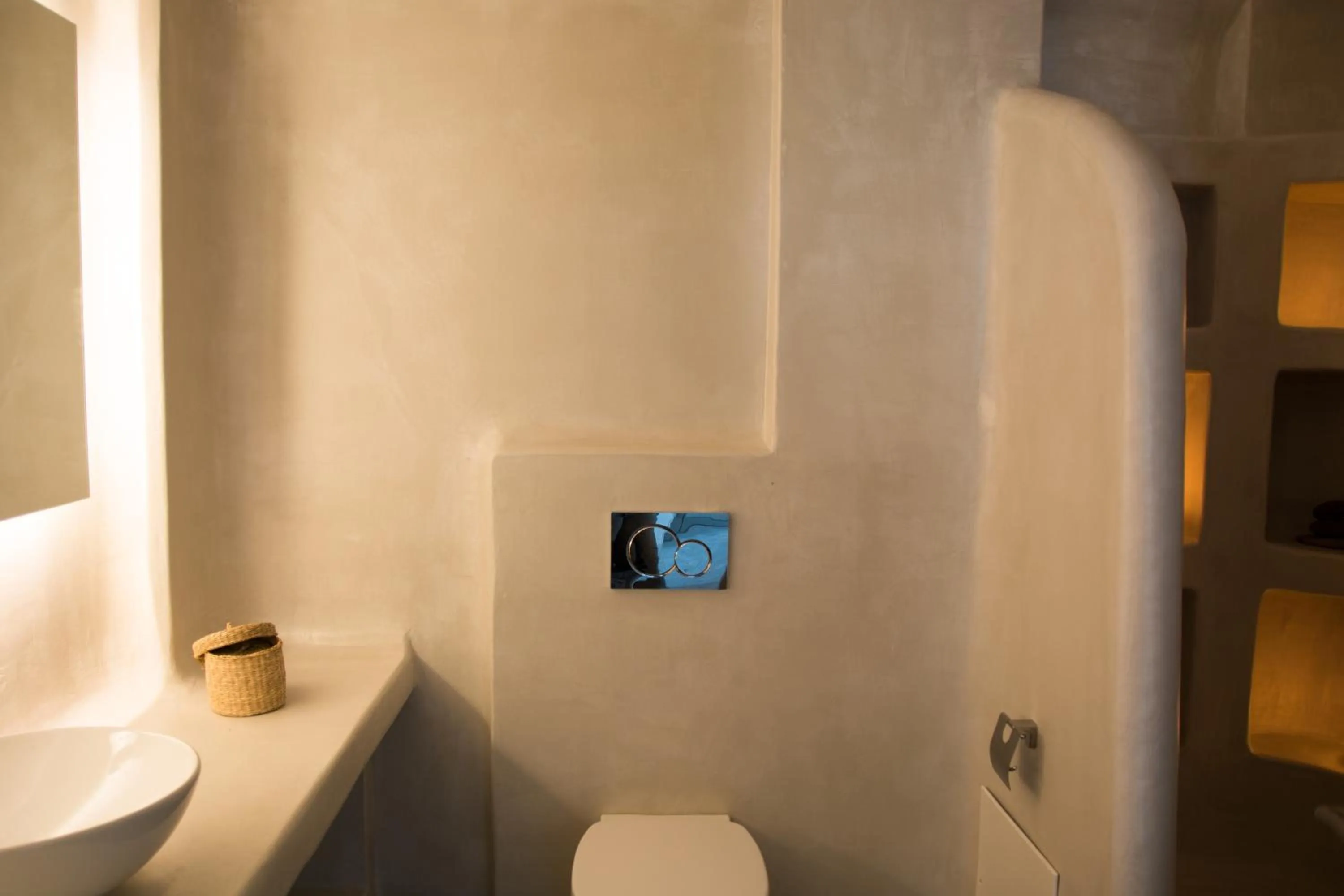 Shower in Amphitrite Suites Santorini