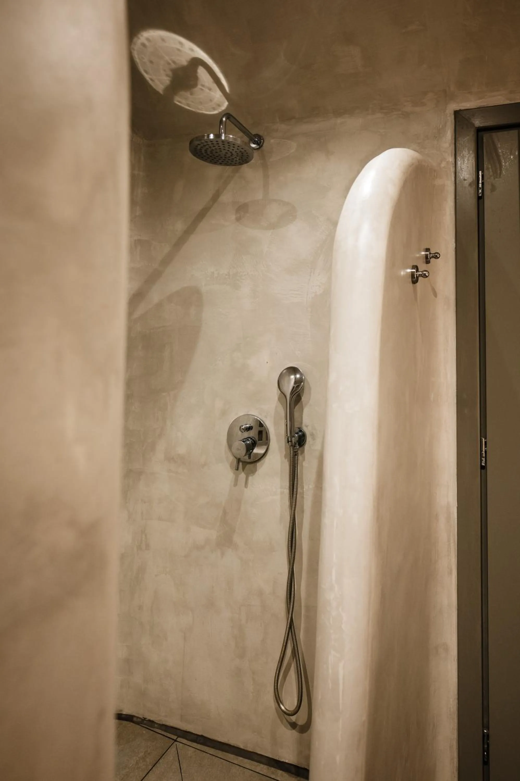 Shower in Amphitrite Suites Santorini
